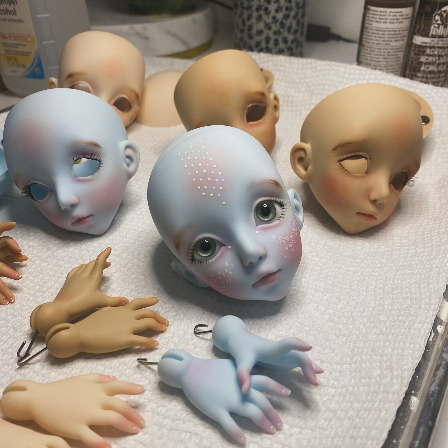 I’m working on Ginny orders, some of them will leave tomorrow, others will be in the mail next week. I forgot how fun is to paint this more adult face… anyway, if you ordered a Ginny, the wait is almost over! 🥳#lindamacariodolls #bjdfaceupartist #bjdfaceup #lindamacario #resinbjd #resindoll #artfoll #dollmakingprocess