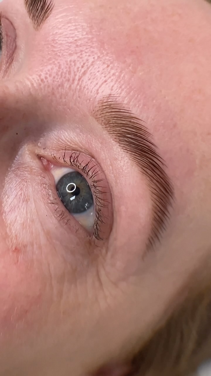 Brow Lamination Tip for Beginners ✨
Brow lamination looks effortless 😍
But there is a lot that goes into getting perfect, healthy results 💡
One of the biggest mistakes beginners make is over-processing ⏱
It is not just about following the manufacturer’s timer
You need to read the brows carefully
Processing times depend on:
👩🦳 Fine vs coarse hairs
💪 Thickness of the hair cuticle
💧 Hair porosity
🌡 Room temperature
🧴 Temperature of your solutions
Too short and the brows won’t lift properly
Too long and they can become dry, brittle, and break easily
Keeping hair healthy is key to getting that wow transformation ✨
Always check, brush through, and trust your eyes 👀
It’s the small details that make a huge difference
#browlamination #browlaminationtips #browtraining #browtechnician #browartist #broweducation #lashandbrowtraining #browupselling #lashandbrowartist #lashandbroweducation #kingsteigntonbrows #devonlashtraining #newtonabbotbrows