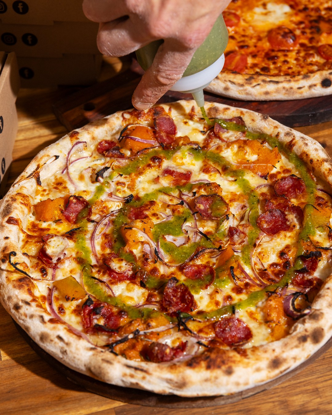Garlic base, golden roast pumpkin, cacciatore, feta, red onion and a swirl of house made vegan pesto 🧄🌱 🎃
Cinderella is bold, balanced and full of flavour from the very first bite 🍕