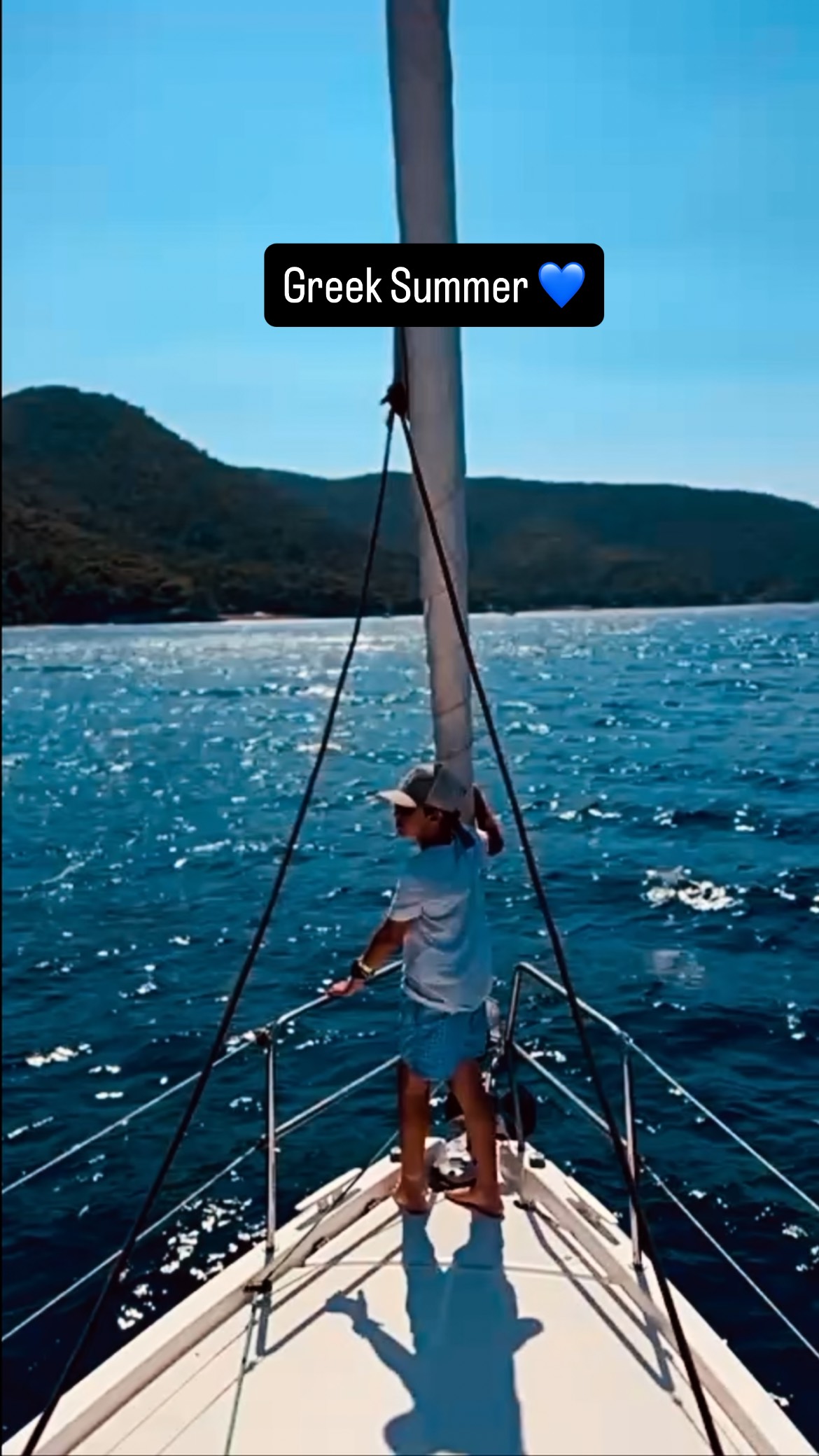 Les jours sur l’eau se ressemblent et au même temps pas du tout… Naviguer, sortir les voiles, s’amarrer, décider de l’itinéraire, apprendre les noeux marins ( pas facile 😅), pêcher ( impossible 😂) , cuisiner ( ou pas), nager, faire du snorkeling… Du vrai bonheur sur l’eau ⛵️💙 #greeksummer #sailingreece #naviguer #cyclades_islands #sporades #meltemi #voilier #catamaran