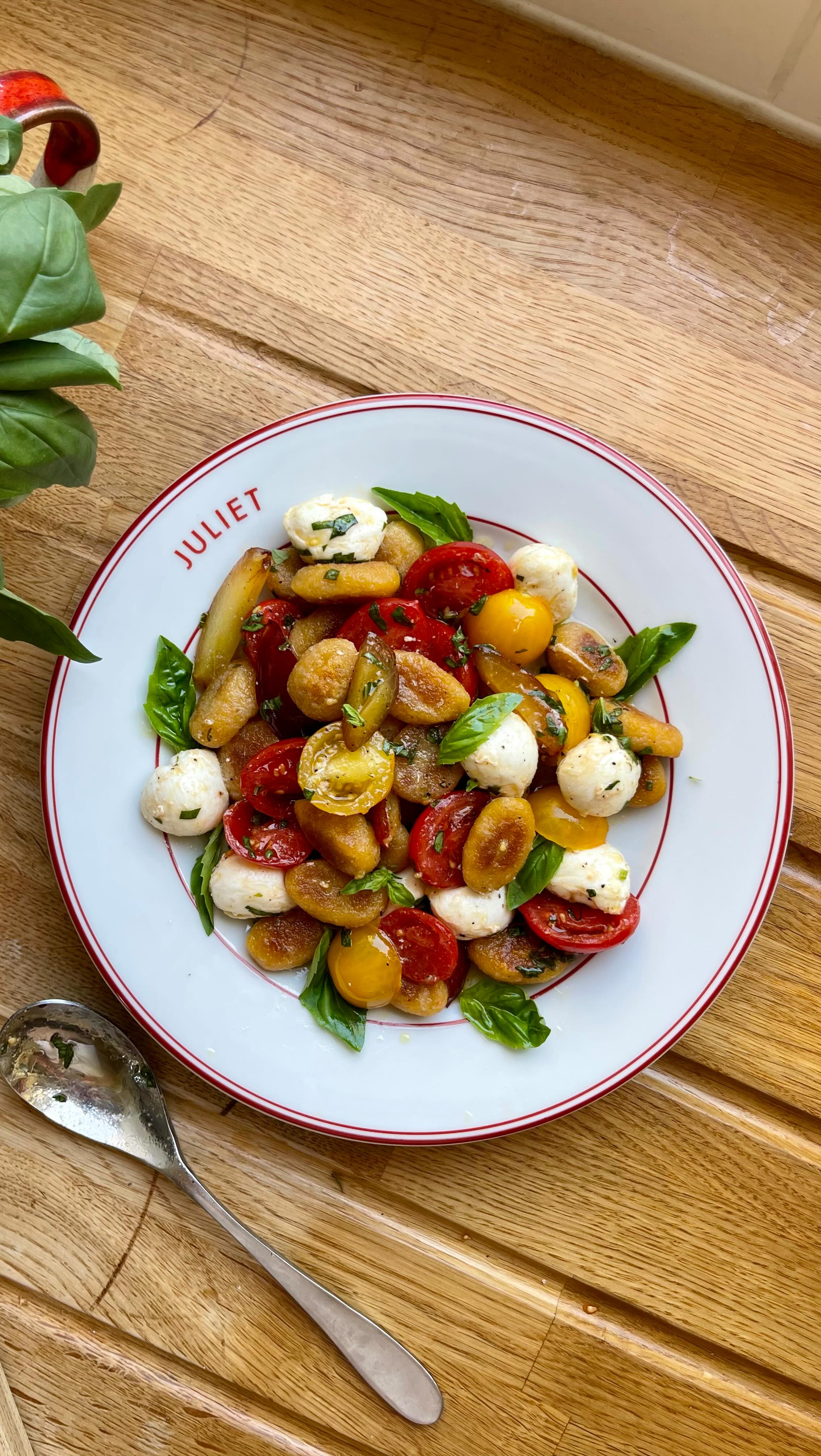 Caprese with crispy gnocchi and summer plums 🌞
It’s Ferragosto! The mid-August holiday where Italians slow down in the warm weather and spend time eating and enjoying the sun.
As always, food is a huge part of this holiday and you’ll often see pasta fredda (cold pasta) served for a refreshing meal in the heat.
This recipe is *almost* fredda - just warm crispy gnocchi providing a delicious, filling base for the light, sweet caprese.
It’s salty, juicy and creamy, everything you need for embracing the Italian dolce vita 🧡
You’ll need -
Gnocchi (Sunny & Luna for an extra portion of veggies)
Tomatoes
Basil
A few plums
Mozzarella balls
Extra Virgin Olive Oil
White balsamic vinegar (or apple cider vinegar)
There’s no formal recipe for this, just use as much as you’ve got!
Slice cherry tomatoes in half, slice a few plums and chop some basil leaves. In a small bowl, mix 3 tbsp extra virgin olive oil, 2 tbsp vinegar, a pinch of salt, lots of pepper and lots of chopped basil.
Fry the gnocchi in olive oil until it’s really crispy (6 mins or so) and put into a bowl with the tomatoes, mozzarella pearls, plum and the vinaigrette. Toss to combine, plate and serve immediately before the gnocchi soaks up too much of the liquids.
Buon Ferragosto!