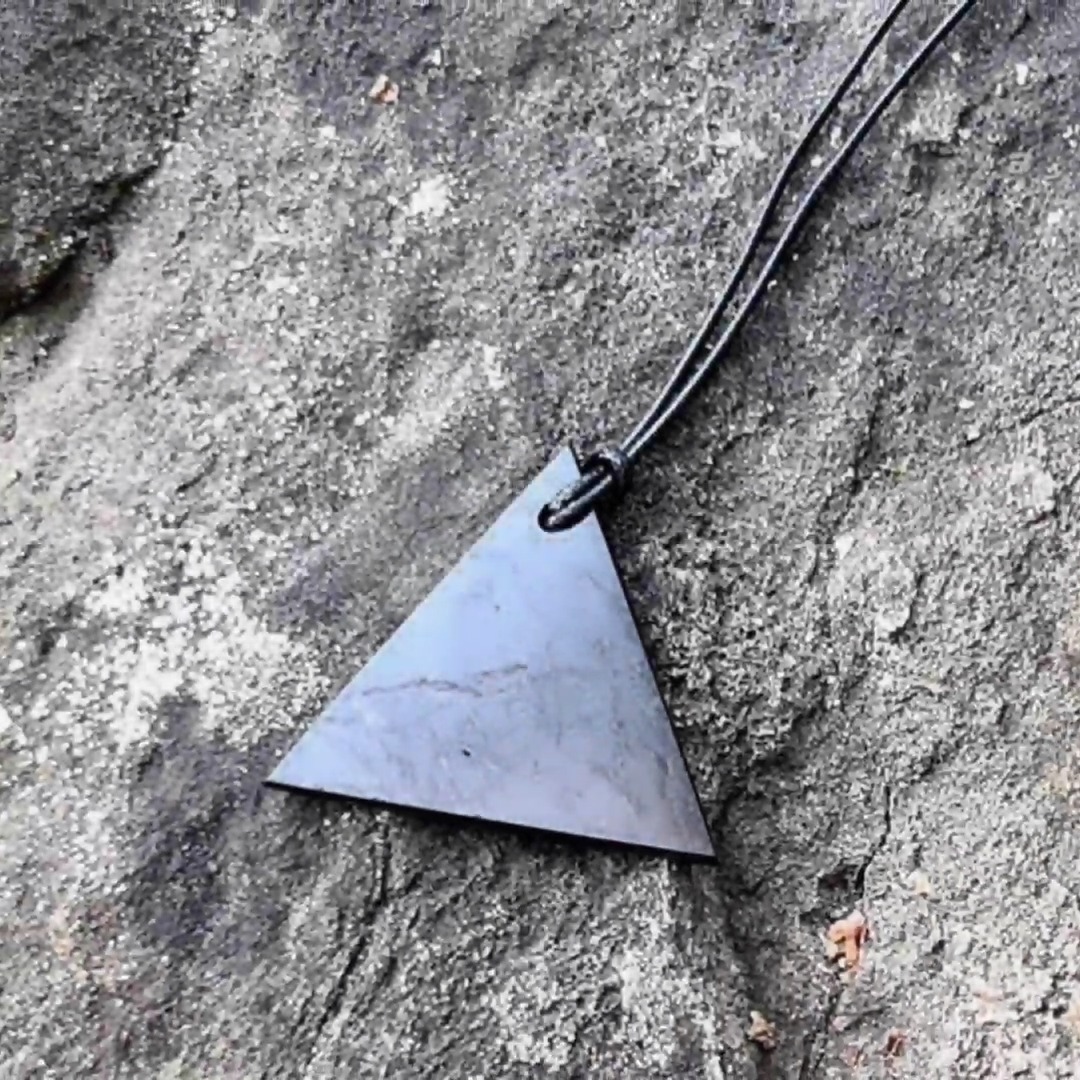 “Triángulo de protección de Shungita que transforma tu energía”
Desde las reliquias geológicas de Karelia, Rusia, emerge una piedra con más de 2 mil millones de años de historia… la shungita, única en el planeta por contener fullerenos y una capacidad natural para armonizar energía.
Hoy te presentamos el colgante "Man’s Triangle": una joya minimalista de 5 g con forma triangular (40 mm de lado, 5 mm de grosor), perfecta para llevar como amuleto de protección.
*¿Por qué usarlo?*
– Regula y equilibra tu energía de fondo, mejorando la comunicación entre cuerpo, mente y espíritu.
– Favorece la estabilidad nerviosa, aumenta tu capacidad de enfoque y vitalidad.
– Se asocia a mejoras en el sistema neurovegetativo y la glándula tiroidea.
*Historia y energía:*
El triángulo es un símbolo ancestral de armonía, fortaleza y conexión con lo sutil. En la shungita, esta forma potencia su influencia natural, creando un escudo energético que purifica y protege en cada paso que das.
Detalles del colgante:
• Forma: Triángulo perfecto
• Medidas: 40 mm (lado), 5 mm (espesor)
• Peso: 5 g
Conéctate con la protección ancestral en tu día a día. Este triángulo no es solo un accesorio: es tu aliado energético.
Link en bio para descubrir más y conseguir el tuyo.
#Shungita #Shungilife #EnergíaProtectora #ColganteEsotérico #TriánguloSagrado #BienestarNatural #MineralAncient #ProtecciónEMF #AmuletoShungita