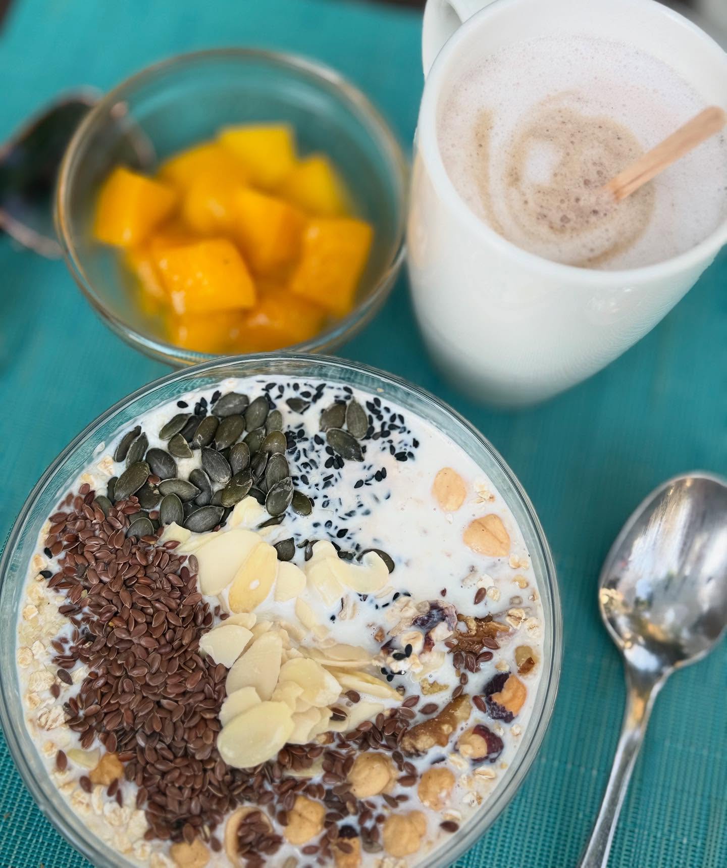 “Auch im Urlaub darf geschlemmt werden – und trotzdem kann der Darm glücklich bleiben.
Ballaststoffe aus Chia & Leinsamen, gesunde Fette aus Nüssen und fruchtige Mango bringen Energie, Sättigung & Urlaubsfeeling in Balance. 🥥🍹
#DarmgesundUnterwegs #Urlaubsgenuss #GutFeeling #darmgesundheit #gesundernähren #gesundesfrühstück