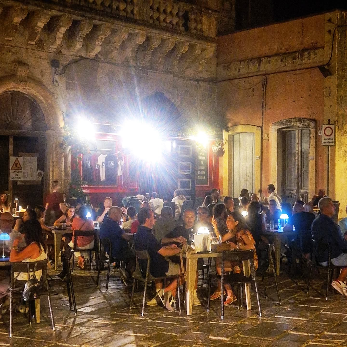 A soft summer breeze, and plates that tell a story.
Fresh seasonal flavors, sip your favorite drink, and let the evening slow down.
Your table is waiting
#thephonogramclub #ugento #lecce #salentofood #salento #ristorante #pub #pubculture