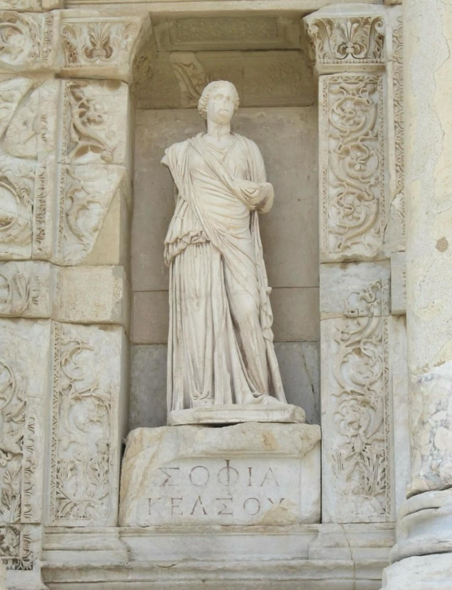 15 août – Descente et début du cycle de Sophia
Aujourd’hui, nous célébrons la Descente de Sophia, la Sagesse divine, dans le monde. Ce temps sacré s’ouvre pour nous jusqu’au 8 septembre, date de son Ascension et de son retour au Plérôme, moment où la Mère offre à l’humanité ses dons : patience, persévérance, espérance et amour véritable.
Dans le mythe gnostique, Sophia, Éon de Lumière, descend dans les régions inférieures, portée par le désir de ramener chaque âme vers la Plénitude. Avec le Christ, elle œuvre à notre réintégration : elle nourrit la lumière intérieure, lui ouvre le chemin du retour.
« O Lumière de Lumière… sauve-moi de la puissance de ces ténèbres, et que je revienne à mon lieu d’origine. » (Pistis Sophia)
Dans notre vision, la fête catholique de l’Assomption de Marie révèle un mystère plus vaste : Marie comme reflet terrestre de Sophia, la Vierge de la Lumière, archétype éternel de la Sagesse.
Cette période est un appel à laisser Sophia nous guider et nous relever pour avancer vers notre vraie demeure.
Lien en story : https://www.eglisegnostiqueapostolique.fr/post/message-pastoral-pour-le-cycle-sacré-de-la-descente-à-l-ascension-de-sophia
#sophia #eglisegnostiqueapostolique #15aout #holysophia