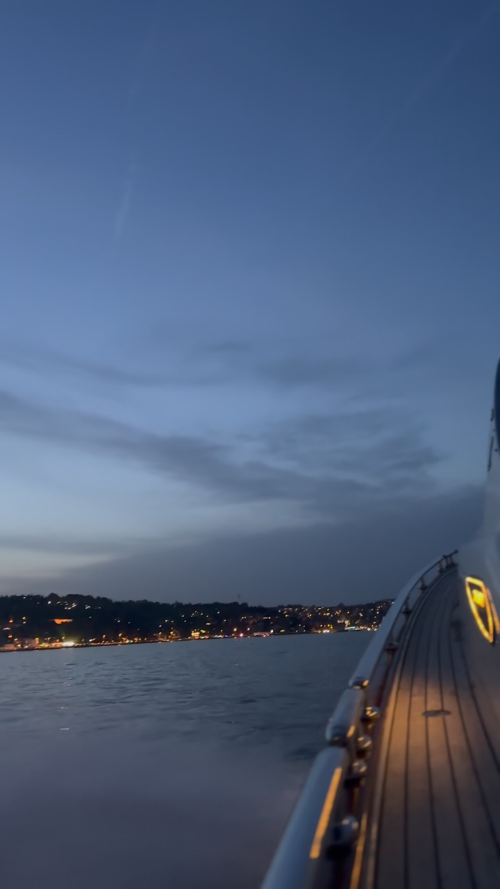 🚤 Parlayatch ile Denizde Konforun ve Hızın Keyfini Yaşayın!
Liman ile açık deniz arasındaki yolculuk artık çok daha güvenli, hızlı ve keyifli!
Parlayatch transfer tekneleri, misafirlerinizi ve ekibinizi konforlu koltuklarda, dalgaları hissettirmeden ve güvenli bir şekilde taşır.
• Yüksek manevra kabiliyeti ile dar sularda bile kolay hareket
• Dayanıklı gövde yapısı sayesinde her hava koşulunda güven
• Modern tasarım & şık detaylar ile prestijli bir görünüm
• Ekonomik yakıt tüketimi ile tasarruflu kullanım
#boğazturu #evlilikteklifi #sunsets #yatkiralama #teknededoğumgünü #maviyolculuki̇stanbul #yattagünlüktatil #istanbul🇹🇷