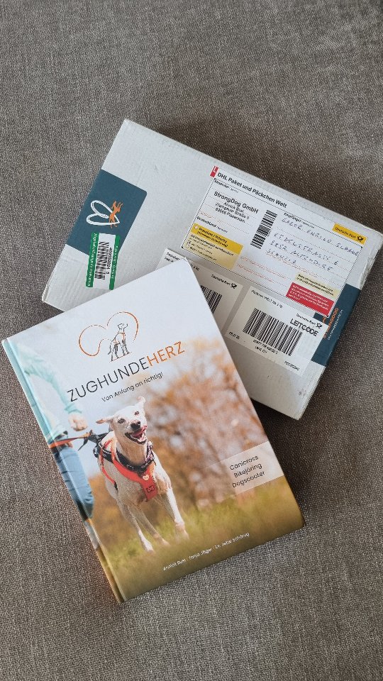 Möglichen Traumjob gefunden? ✔️
Für Ausbildungsort entschieden? ✔️
Zur Ausbildung angemeldet? ✔️
Na dann, let's fetz und auf ins Abenteuer! 🥳
Fun Fact: Das Buch 𝙕𝙪𝙜𝙝𝙪𝙣𝙙𝙚𝙝𝙚𝙧𝙯 – 𝙑𝙤𝙣 𝘼𝙣𝙛𝙖𝙣𝙜 𝙖𝙣 𝙧𝙞𝙘𝙝𝙩𝙞𝙜! war der Grund, weshalb ich mich für die Ausbildung zum Zughundetrainer entschieden und bei STRONGDOG angemeldet habe. Da es Bestandteil der Ausbildung war, habe ich es nun doppelt. 😜😇🐾
