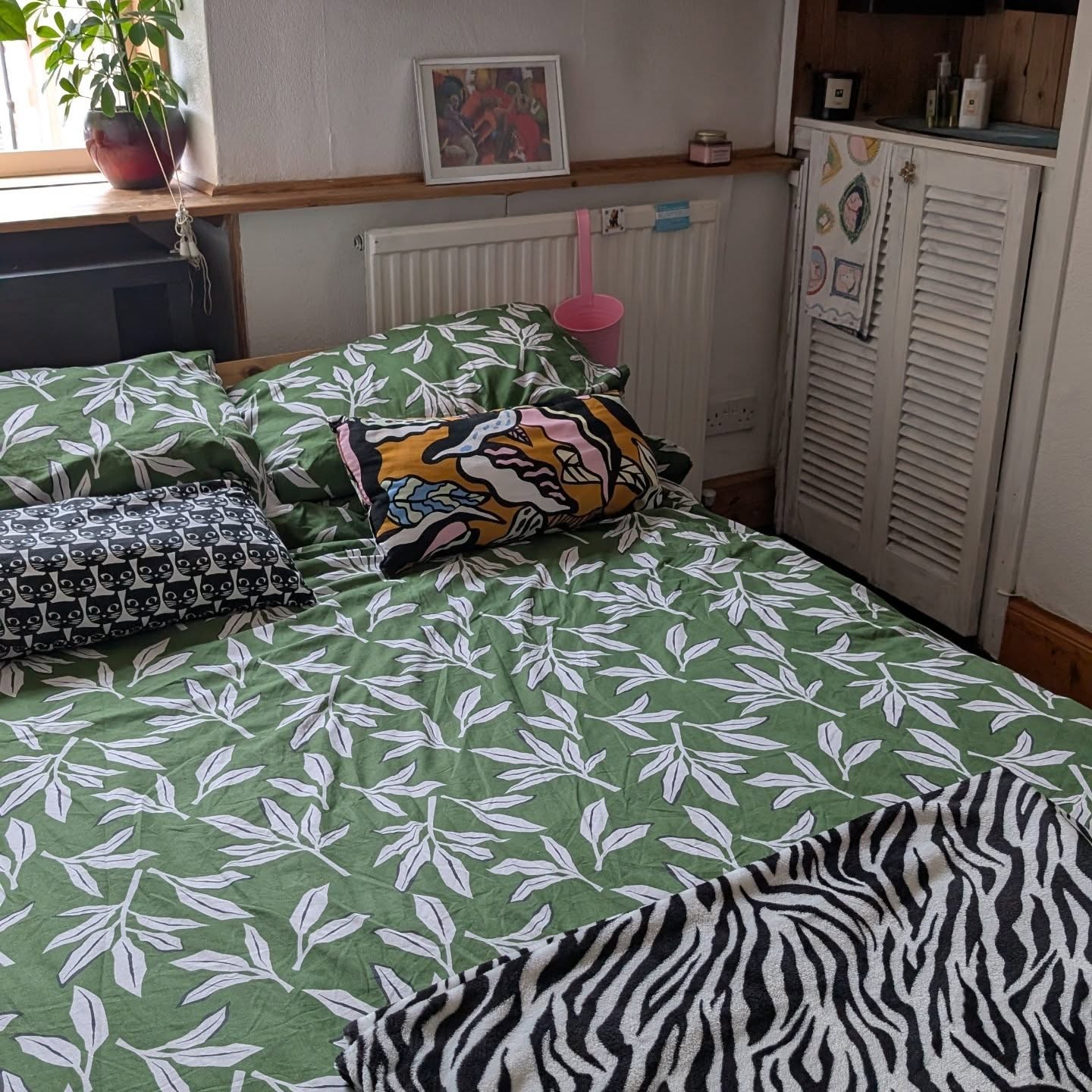 Les voyages sont très importants pour moi. Ils sont une source infinie de créativité. Chaque lieu, chaque détail me permet de raconter une histoire. Chaque livre raconte un voyage... Et pour ce premier jour en Ecosse, on a été gâtés !!
Des lieux, des couleurs, des châteaux, des fêtes, des gens, des rencontres, des rires. Tout cela me donne déjà envie d'écrire ! J'ai plein d'idées en tête ☺️
Et en plus on a aussi trouver des idées pour améliorer l'accueil dans nos Airbnb ...
Belle journée à tous ☀️
#hose #auteure #voyage #ecosse #souvenir #edinburgh
#vacances