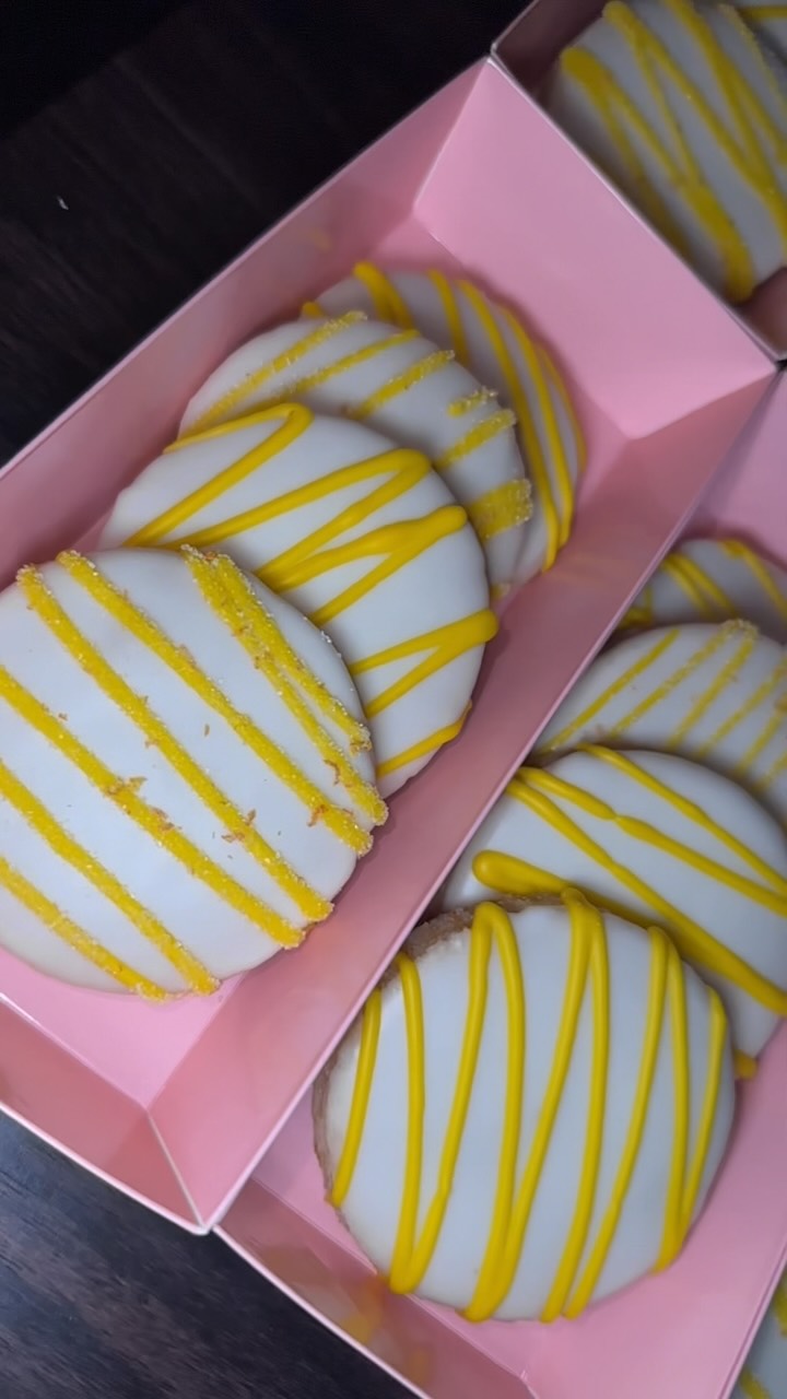 One Batch of 🍋 Lemon Shortbread Cookies packed and ready to go! 😋🫡
DM me for your order today! 📩
•
•
•
•
•
•
•
#BakedGoods#HomeMade#SoftCookies#ForYou#fyp#packagedorders#trending#SupportSmallBusinesses#cookies#Fresh#DallasTexas#TexasPastries#CustomOrders#MustTry#Baker#Barkernearme#buttercream#frosting#filling#filled#partnershipsopen#cake#Birthdaycake#trending#selftaught#Baker#events#explorer#explorerpage#cupcakes