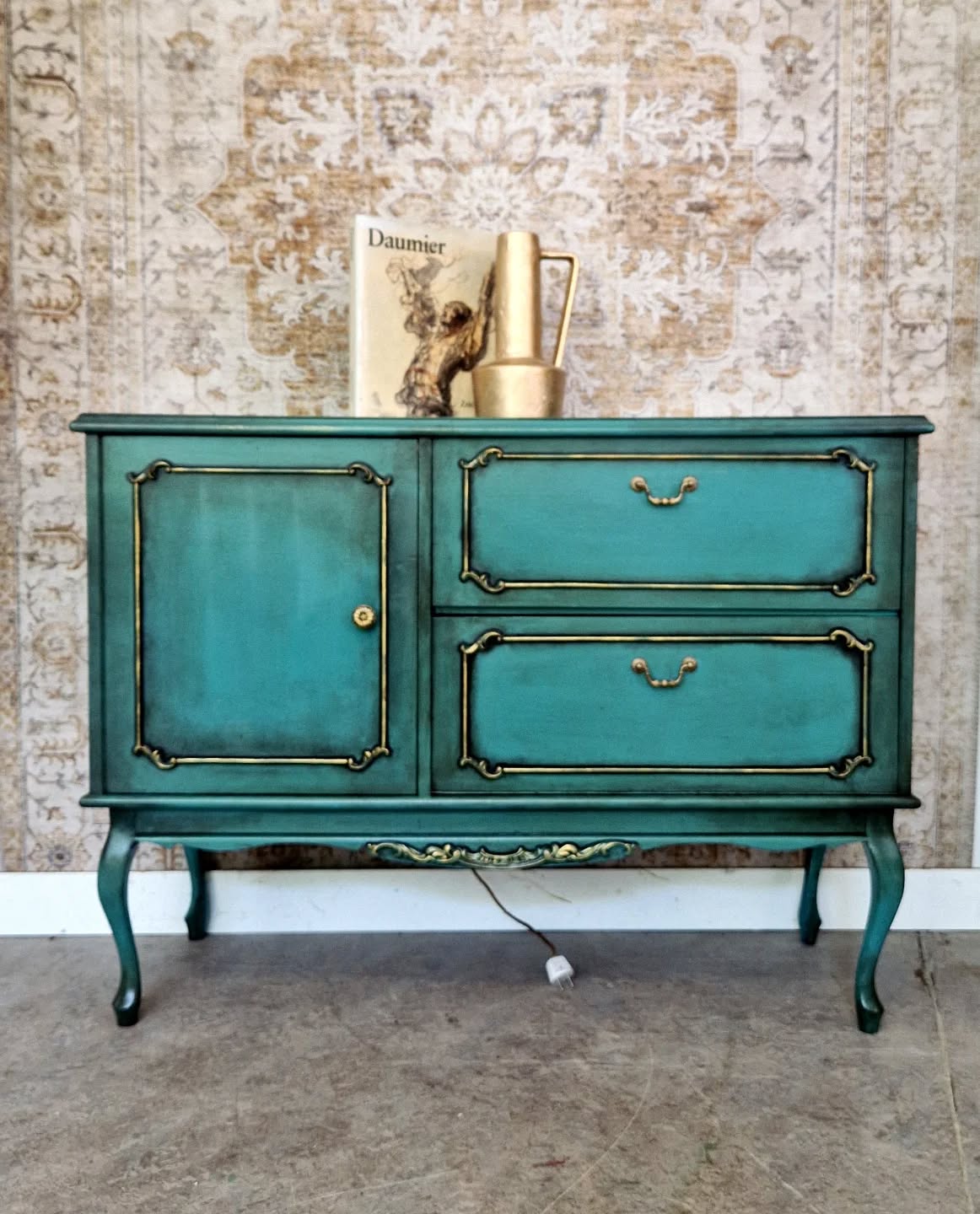 Vintage dressoir, volledig gerestaureerd in een blauw-groene patina met gouden details – een unieke combinatie van karakter en elegantie. Massief hout, voorzien van twee ruime lades en een kastje. Perfect als eyecatcher in een klassiek interieur of als stijlvol contrast in een modern interieur. Schoon, stevig en direct klaar voor gebruik.
#Netherlands #eindhoven #nijmegen #lovemyjob #kunst #meubels #redesignfurniture #minadonyavifurniture