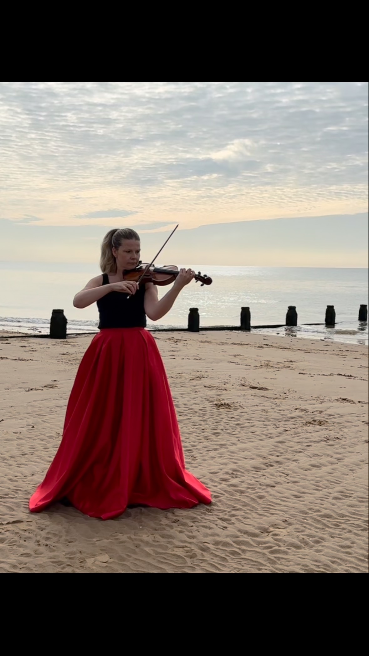 🎻 Sunrise, sea & strings... the amazing Coco Azoitei plays on Frinton beach ahead of next week’s Duet for One 🌊
Don’t miss DUET FOR ONE with Alan Cox & Coco Azoitei directed by Terry Johnson.
POWERFUL. MOVING. UNFORGETTABLE.
📆 19th -23rd August
📍The McGrigor Hall
🎟️ Link in bio
#DuetForOne
#TomKempinski
#FrintonDuetForOne
#CocoAzoitei
#AlanCox
#FrintonSummerTheatre
#BritishTheatre
#TheatreLife
#StageMagic
#TheatreLovers
#PlayOfTheWeek