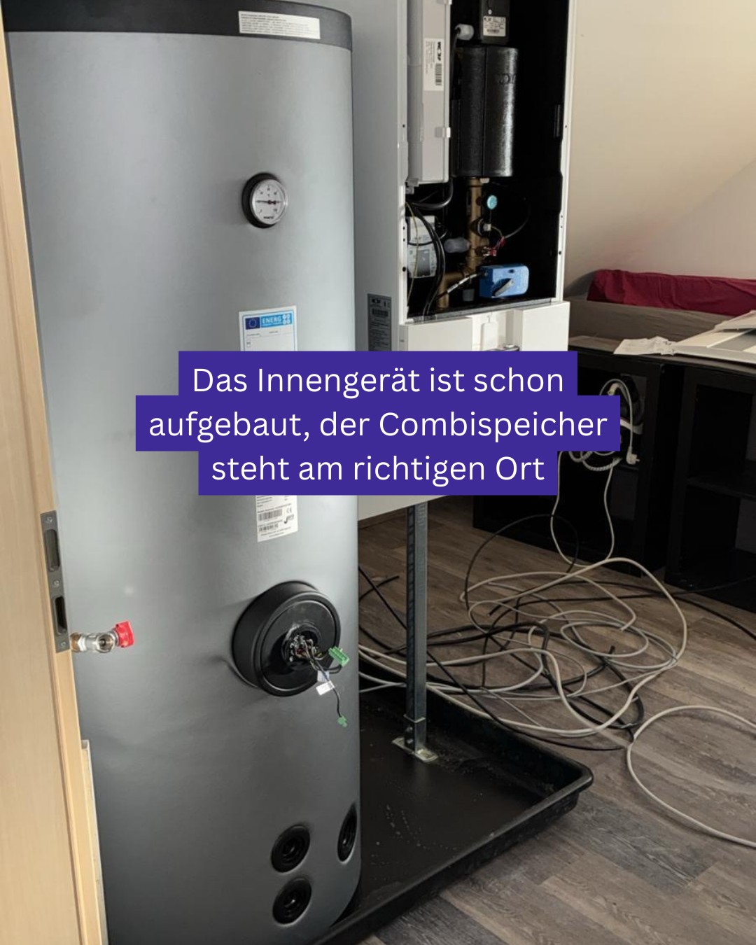 ✅ Tag 2! Alles bekommt seinen Platz! 🔥
Die Wärmepumpe steht, die Leitungen sind verlegt und sicher durch ein Schutzrohr geführt.
Das Außengerät sitzt fest auf dem Fundament und die Zubringerleitungen arbeiten sich jetzt direkt bis an den Combispeicher vor. 💪
Ab hier wird’s spannend: Abgleich, Feinschliff und dann kann die neue Technik schon bald zeigen, was sie draufhat. 🚀
