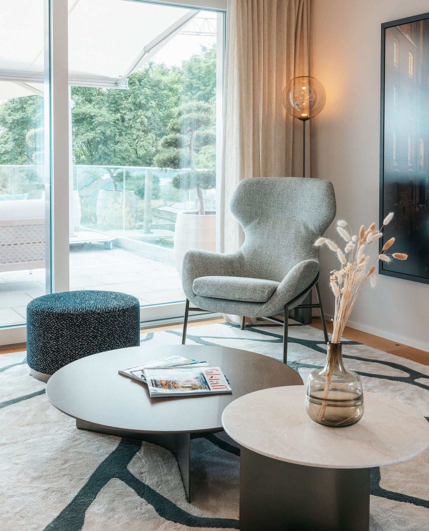 📍 Interior design project in Zürich.
We had the pleasure of designing this apartment with a style that feels fresh and thoughtfully curated. Every detail was chosen with intention, from the natural materials that add warmth and texture, to the unique art pieces that bring depth to the space.