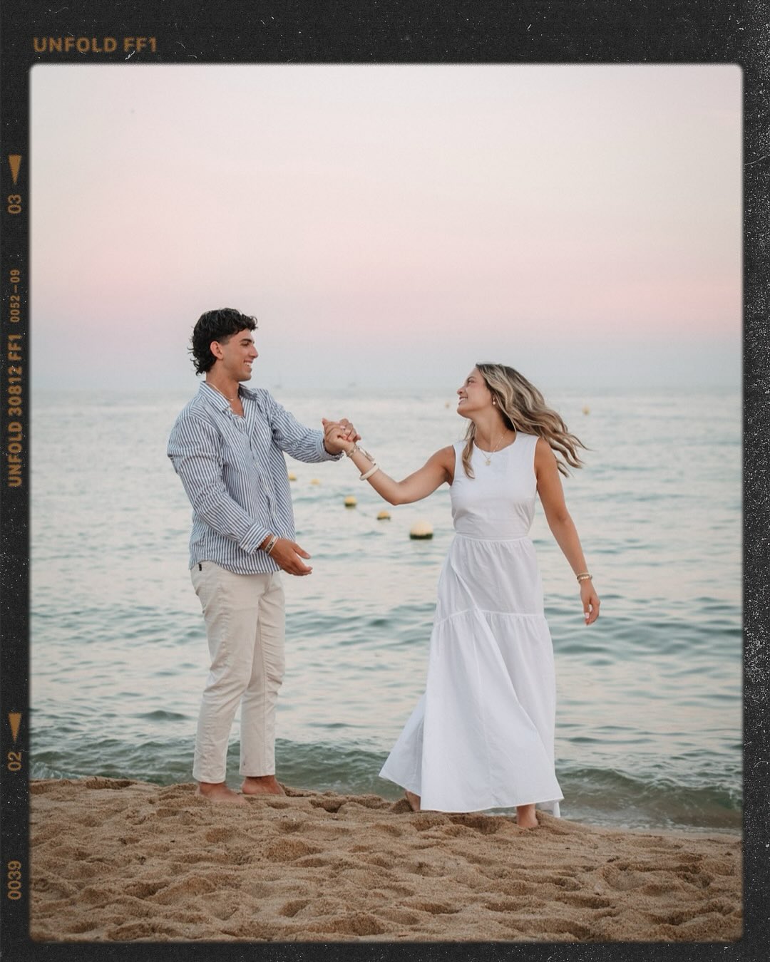 After the calm of the park came the fire of the sea.
Barefoot on the sand, kissed by the pink sky, they forgot the world and held onto each other even tighter.
Part three — the dance on the pier — is coming soon. 🌊🌅💫