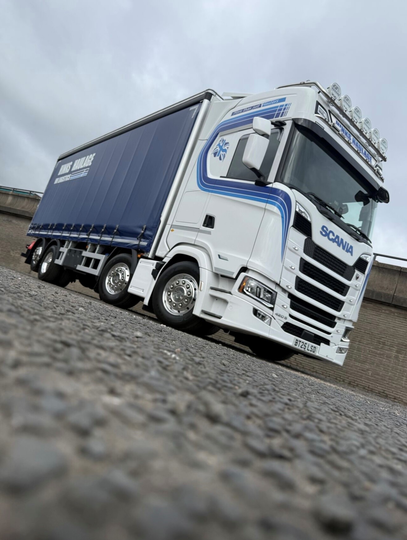 Hinks Haulage have taken delivery of this super smart Scania S420🤩🔥
This fantastic Full Air Scania S420 is packed full of extras, and looks incredible in the instantly recognisable Hinks Haulage livery.
Supplied by Keltruck Account Manager, Danny Horobin, and with finishing touches applied, this unit is now ready to roll, bringing another level of supreme Scania style to the roads.
#SuppliedByKeltruck