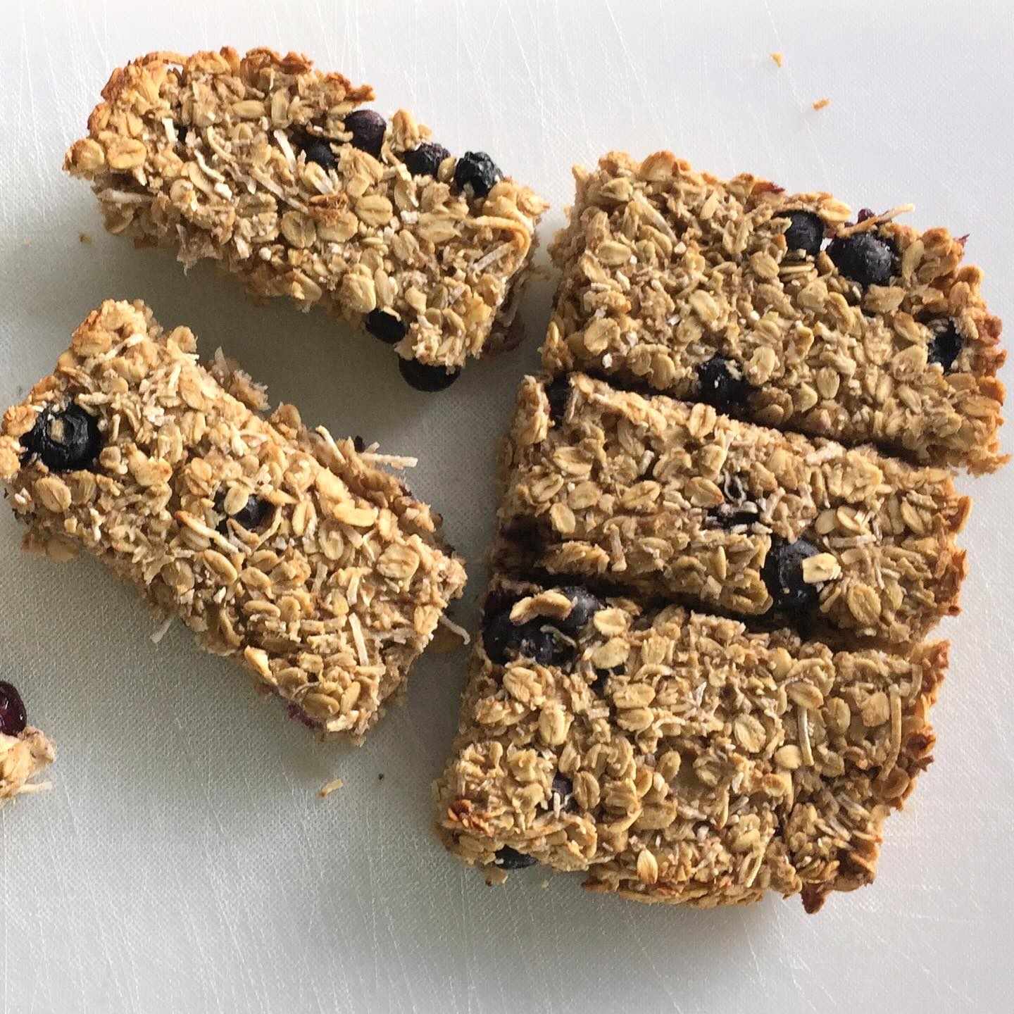 This week hasn’t quite gone as expected, and has been a bit chaotic with trying to get into some sort of routine again, as well as figuring out the juggle of dropping off and picking up two kids at two different places 🤪
I haven’t been as organised as I would’ve liked, but I’m so glad I set aside some time in the weekend to bake up a couple of things to have in the freezer, ready to pop into the kids’ lunchboxes.
Swipe through for a few of my favourite freezable lunchbox items 👉🏼
• Berry coconut breakfast bars
• Apple and kumara (sweet potato) muffins
• Pumpkin scones
• Savoury muffins
• Banana pancakes
You’ll find all these via the “Recipes”link in my bio 👆🏼, as well as a blog post on what to include in little ones’ lunches to keep them going and give them the nutrients they need to grow and develop.
https://www.sb-nutrition.com/post/berry-coconut-breakfast-bars
https://www.sb-nutrition.com/post/apple-and-kumara-muffins
https://www.sb-nutrition.com/post/savoury-pumpkin-scones
https://www.sb-nutrition.com/post/savoury-muffins
https://www.sb-nutrition.com/post/easy-banana-pancakes
https://www.sb-nutrition.com/post/healthy-lunches-for-little-tummies