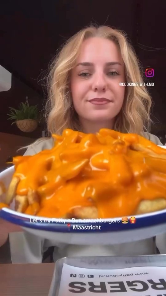 🔥 Foodie Alert in Maastricht! 🔥
Wij mochten onlangs deze geweldige foodlover ontvangen bij PATTYNBUN en ze was helemaal weg van onze heerlijke smashburgers 🍔 én de cheesy & garlic fries 🧄🧀😍
📍 Kom langs in het hart van Maastricht en proef zelf waarom iedereen het erover heeft!
📸 Check de video en tag je burgerbuddy!
#pattynbun_burgers #maastrichtfood #foodieNL
#hotspotmaastricht #burgerlover #tiktokburger
#limburgeats #burgerspot #eteninmaastricht
#maastrichtcity #foodtoknl #aachen #liege #limburg #maasmechelen