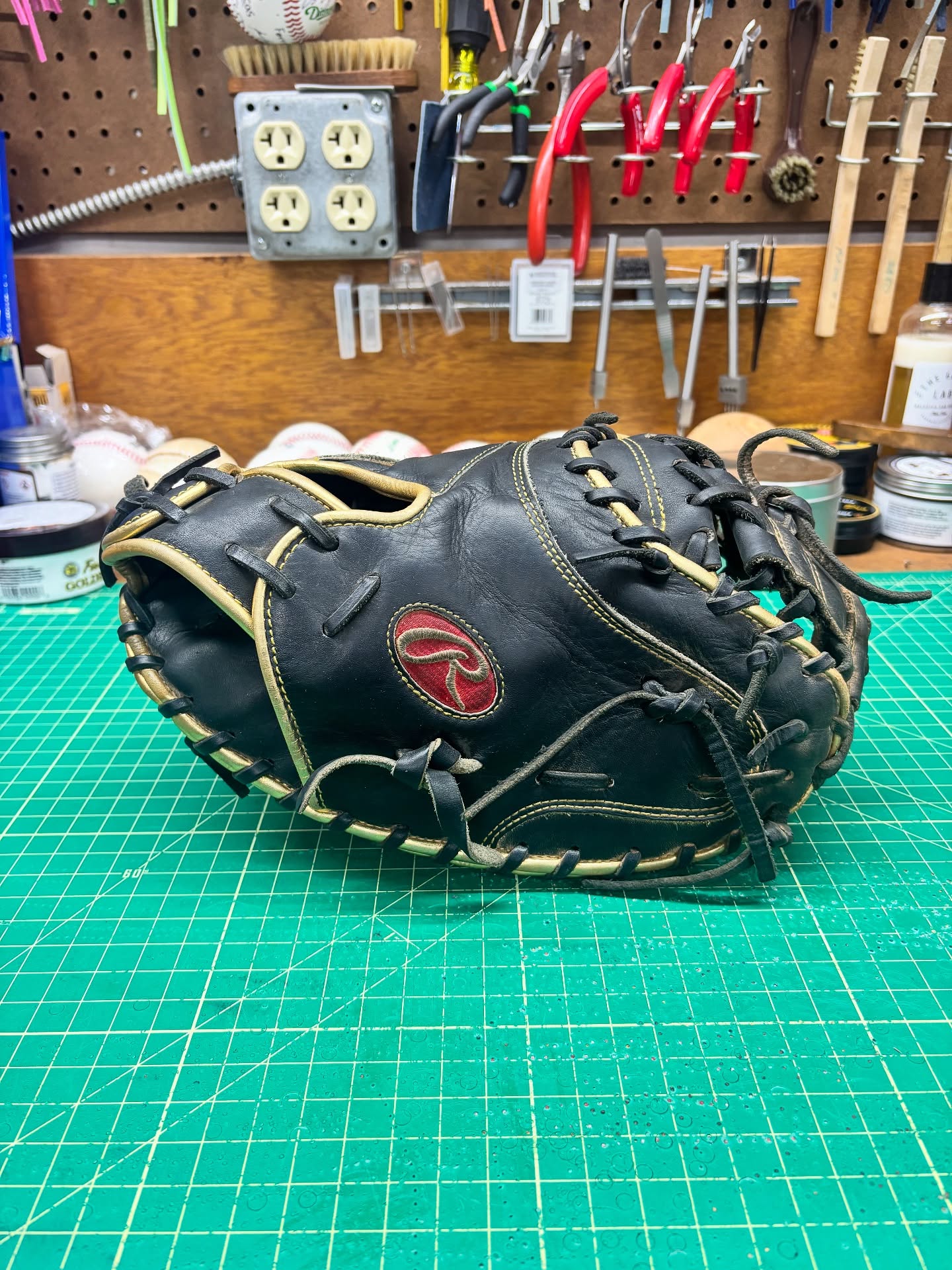 Rawlings Heart of the Hide G. Sanchez pattern. Very nice leather, I was surprised at how good it felt even with all the layers of clay and rosen. Gotta love that feeling when the labels look brand new, especially after how much time and elbow grease to get all that dirt off.
#rawlings #heartofthehide #gloverelacer #relacedontreplace #relacednotreplaced #flatbillbaseball #makingyourglovegreatagain #staygrassy #buyfastpitchgloves #ballplayersbalm #coloradoleatherbalm