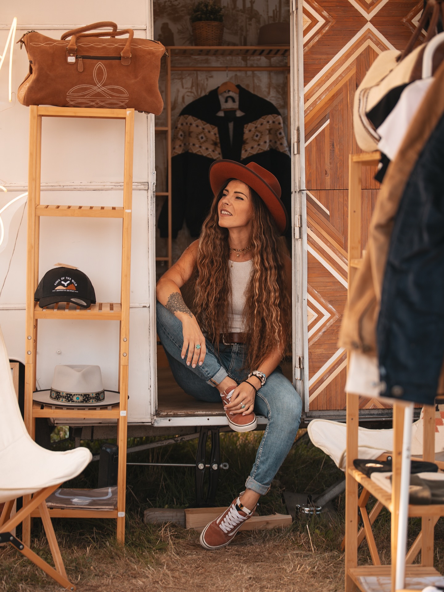 Merci 🙌
Chaque année, on retrouve cette atmosphère unique à @equiblues : la musique, la poussière qui flotte dans l’air, les sourires, les grands espaces qui donnent un sentiment de liberté. 🪶
Pour la troisième année consécutive, nous avons eu la chance d’y être, et quelle édition encore ! On a parfois recroisé des visages familiers – des clients (dont certains sont devenus des amis) qui nous avaient déjà fait confiance – et on a aussi fait de nouvelles rencontres incroyables, au hasard d’une pause ou d’une discussion devant notre stand.
Ces échanges, ces rires, ces encouragements, ces petits mots gentils… c’est exactement ce qui nous rappelle pourquoi on aime tant ce métier. Parce que derrière chaque projet, il y a une histoire, et c’est avec vous qu’on la construit. 🤎
Merci du fond du cœur à tous ceux qui sont passés nous voir, qui ont pris un moment pour échanger, ou simplement pour partager un sourire. C’est grâce à vous que l’aventure continue, et c’est une vraie chance pour nous. 🙏
1 - traditionnelle photo de fin d’event avec Joshua 🫶
2 - nouveauté qui arrive 🤫
3 - Joshua 🥰
4 - Une partie de l’équipe @alexandra_dubois_photographe
5 - Moments de partage sur le stand
6 - Le best seller de l’édition 2025
7 - Des clientes toujours plus stylées
8 - les bijoux @sonora.bijoux notre nouveau projet
9 - interview avec @rodrigues_production
10 - sunset de folie sur le festival
11 - Yihaw 🤠
12 - 2eme best seller de cette année
13 - Clap de fin de cette édition bien entourée 🥰
#equiblues #rodeo #festival #western #summermemories☀️ #summer #thewildwhispers #westernlifestyle #caravanlifestyle