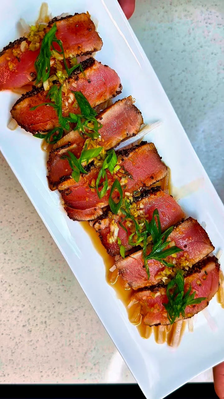 Mi versión de Tuna Tataki está inspirada en las múltiples experiencias que he vivido trabajando en distintos restaurantes asiáticos.
Si quieres conocer la preparación paso a paso, comenta simplemente la palabra Receta y te la envío completa.
#recetadeldia #tunatataki