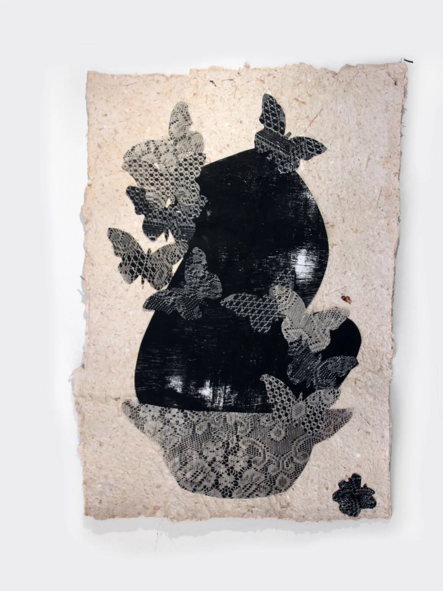 LAST DAY to see ON/OFF The Wall at Kimball Jenkins Estate @kimballjenkins
Until 3:30 today
Mary Mead @marymeadprints has a variety of work included in the show including works made with handpressed paper made Japanese knotweed an invasive species here in New England
"Untitled"
Handmade knotweed paper, monoprint, collage
Dm for sale information
______
#handmadepaper #knotweed #monoprint
#printmakersprocess #handmadepaperflowers