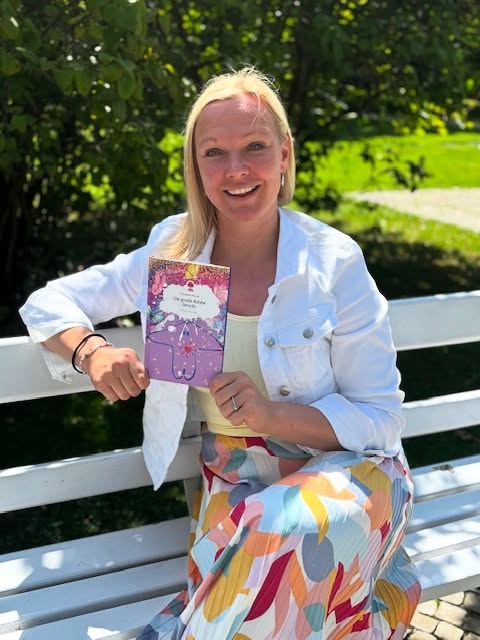 🇺🇸 Read English caption down below! 👇
Neuerscheinung 📖✨
Nach dem Erfolg des Kinderbuchs erscheint nun „Die große Robbe Sensiti“ – das neue Buch unserer lieben Klientin @sensiti_coaching.
Ein inspirierendes Werk für Erwachsene über Selbstliebe, Energiearbeit und innere Heilung. Mit praktischen Übungen lädt es ein, Glaubenssätze zu transformieren und das Leben leichter zu gestalten.
Jetzt erhältlich auf Amazon!
➡️ Link in der Story.
Herzlichen Glückwunsch, liebe Franziska Meurer, zu diesem tollen Meilenstein! 🎉
#DieGrosseRobbeSensiti #FranziskaMeurer #BookLaunch
____
🇺🇸 New Release 📖✨
After the success of the children’s book, our wonderful client @sensiti_coaching has now published her new book for adults:
‚Die große Robbe Sensiti”– an inspiring guide to self-love, energy work, and inner healing. With practical exercises, it invites readers to transform limiting beliefs and embrace a lighter, more authentic life.
Now available on Amazon – in German 🇩🇪
➡️ Link in our story.
Congratulations, dear Franziska, on this beautiful heart project! 🎉
#Branding #Marketing #Digitalmarketing #WhitespaceDXB