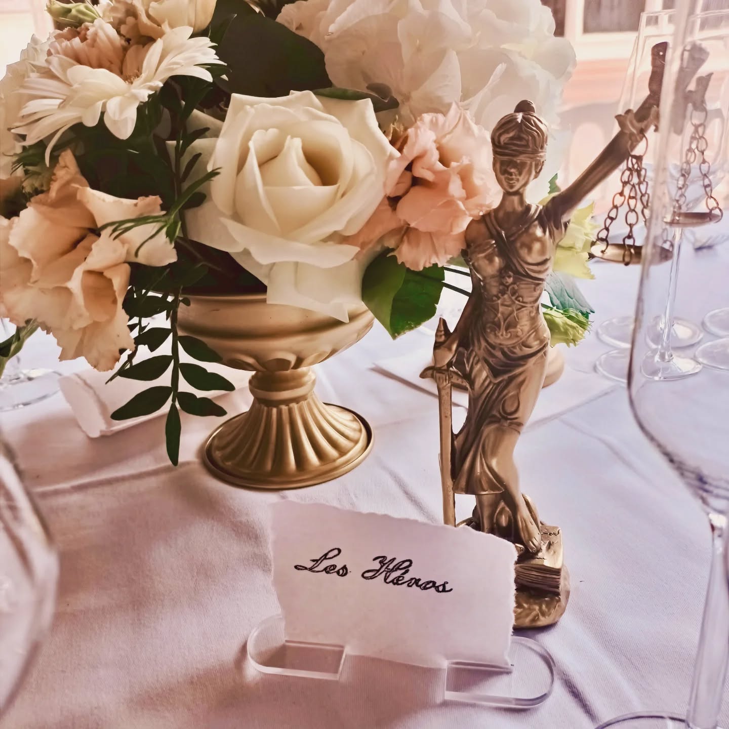 Magnifique mariage sur le thème des grands esprits des siècles passés #wedding #saintsenoch #bibliotheque #mariagedecoration #mariage #thelittlefactory86 #decoration #philosopher #scientific #chic #fleurs