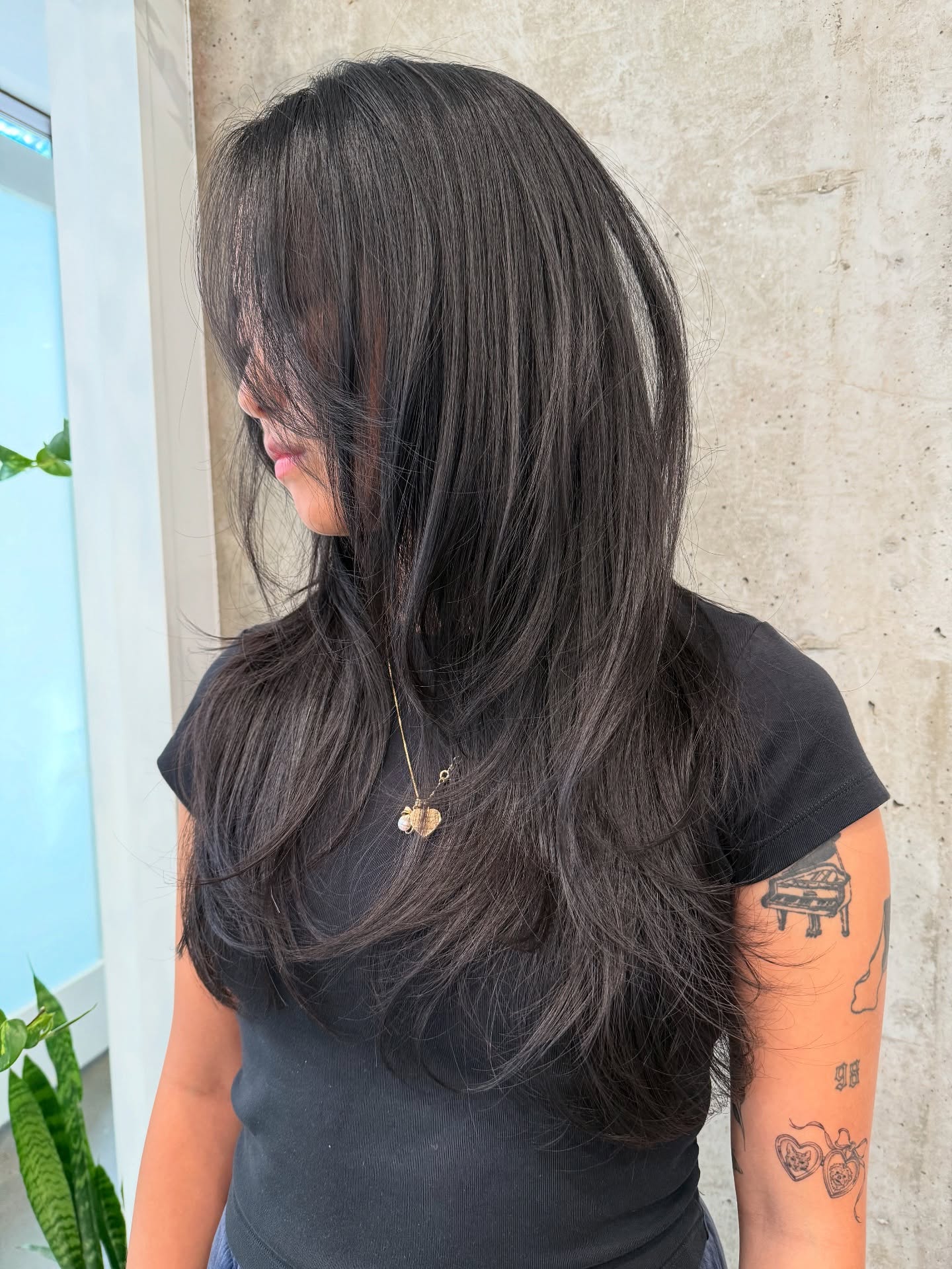 ✨𝐋𝗮𝘆𝗲𝗿𝗲𝗱 𝐂𝘂𝘁: Pros & Things to Keep in Mind
𝐁𝗲𝗻𝗲𝗳𝗶𝘁𝘀
• Adds movement & texture
• Makes hair look lighter and more voluminous
• Frames the face beautifully
𝐂𝗼𝗻𝘀𝗶𝗱𝗲𝗿𝗮𝘁𝗶𝗼𝗻𝘀
• Needs regular trims to keep the shape
• Styling time may increase depending on hair type
• Can make ends look thinner if hair is very fine
✴︎
𝘠𝘰𝘶𝘳 𝘴𝘵𝘺𝘭𝘦, 𝘺𝘰𝘶𝘳 𝘧𝘭𝘰𝘸, 𝘺𝘰𝘶𝘳 𝘦𝘹𝘱𝘳𝘦𝘴𝘴𝘪𝘰𝘯.
✴︎
𝗕𝗢𝗢𝗞 𝗡𝗢𝗪:
🌐Online: www.flowwith.ca
💌More inquiries:
➜ TEXT: 587 894 2025
➜ DM: @hairbyjenny_choi (Replies might take a little longer!)
@hairbyjenny_choi
@artistcollectiveyyc
#LayeredCut #HairTransformation #HairInspo #HairGoals #HairstyleIdeas #CalgaryLongHair
#CalgaryHairStylist #SalonStyle #YYCHair #CalgaryHair #FlowWithJenny