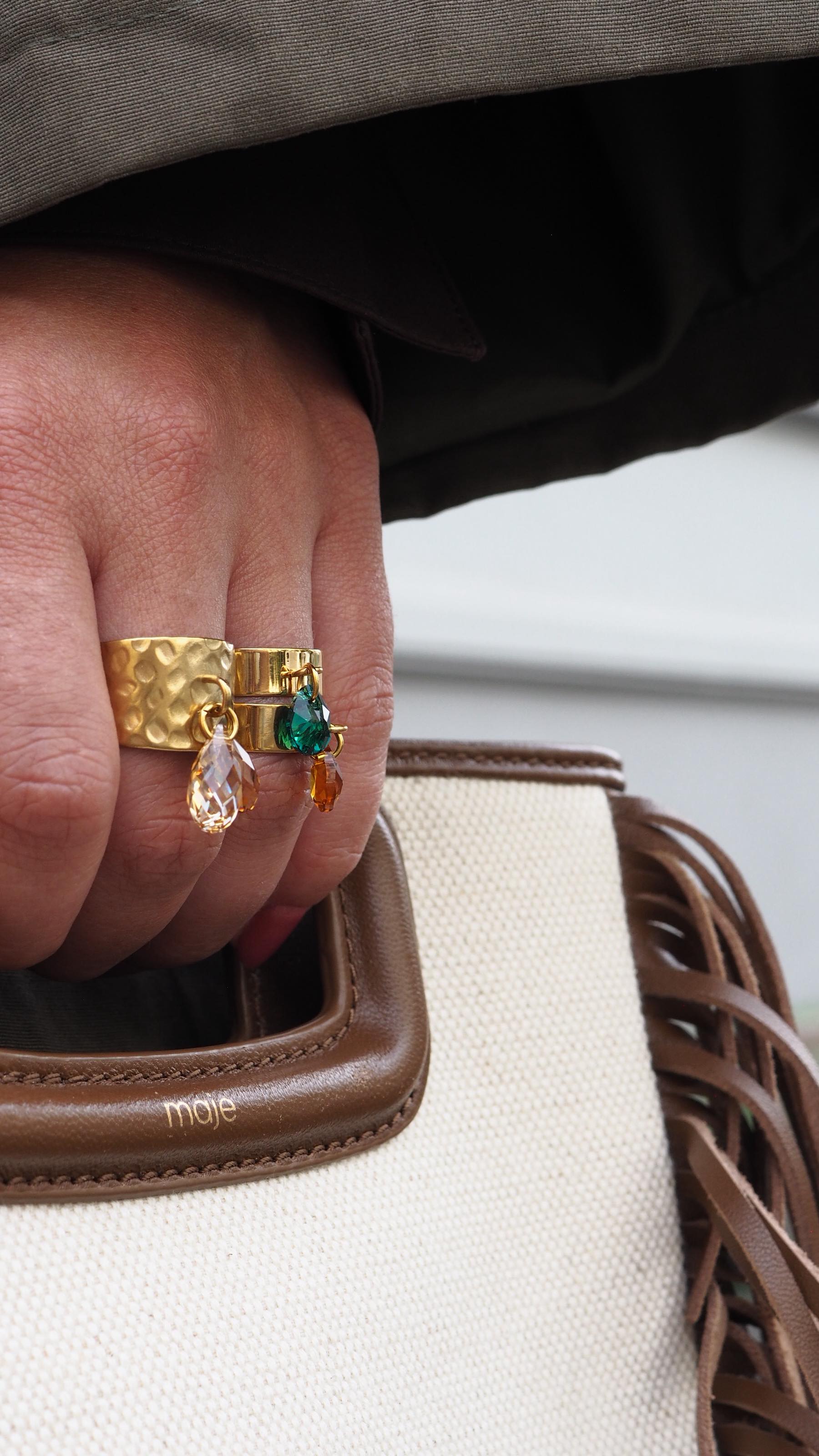 Burde kanskje ikke poste denne helt enda, men nå klarer jeg ikke vente lenger 🤭✨ Det er endelig på tide å lansere en ny serie med ringer fra WAHL-WEST 💍 Ringene slippes om et par uker, men jeg tenker det aldri skader med en liten sneak peak 🤷🏻♀️ Og hvis du er keen, kan jeg legge de ut for forhåndsbestilling? Gi meg en lyd i kommentarfeltet eller på DM 🙋🏻♀️
I høst kan du fullføre antrekket med prikken over i-en. Kolleksjonen av ringer består av tre serier. Love Band, Cross Band og Bold band.
De er alle bedazzled i dråpeformede krystaller av ypperste kvalitet. Krystallene gir en glitrende og spennende detalj til ringene og beveger seg lett over fingrene når du beveger deg.
Er du fan av ASMR er ringen et magisk tilskudd til din organiske soundtrack i hverdagen. Spesielt om du jobber mye på 👩🏻💻
De er one size, justerbare, tåler vann, og er magiske i stack 👌🏼 #wahlwest #ring #justerbarring #ringmedkrystall #håndlagdesmykker #norskdesign