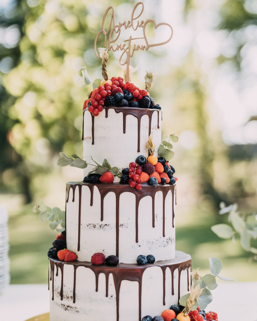 Heute habe ich Amelie und Christian mit ihrem Sohn Emil und Labrador Rudi wieder zum Shooting getroffen, dabei bin ich nochmal durch die Hochzeitsgalerie gescrollt. Es war ein wunderschöner Tag im Rittergut Orr. Ein paar Bilder habe ich Euch zusammengestellt.
#rittergutorr #heiratenimsommer #elegantehochzeit