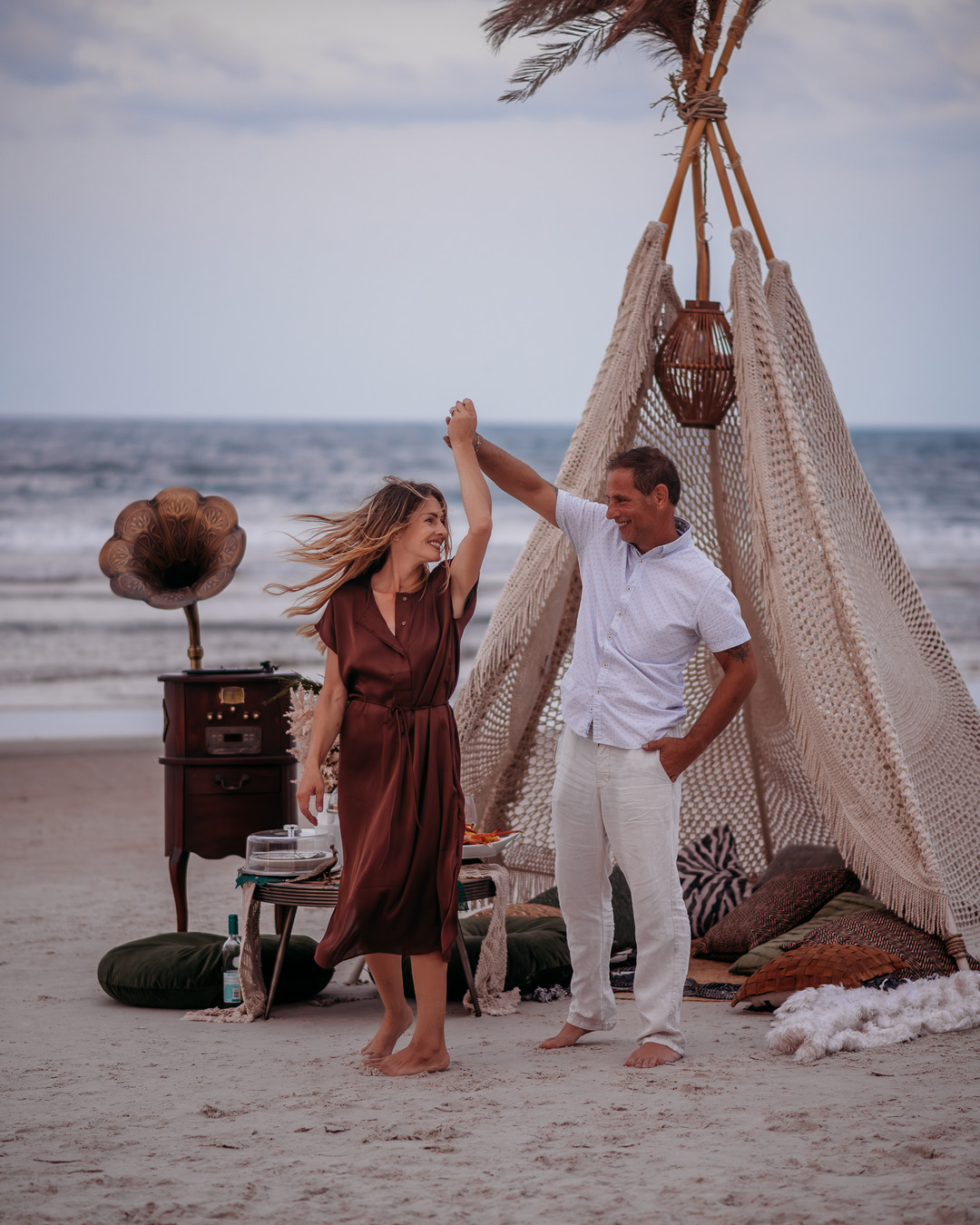 🌊✨ Dreaming of the perfect proposal? Discover magical ways to pop the question 💍 Head to our blog for all the inspiration you need 😍 📸.
https://www.barefootphilosophy.com/blog
#ProposalIdeas #RomanticMoments #OceanLove #BeachTeepees