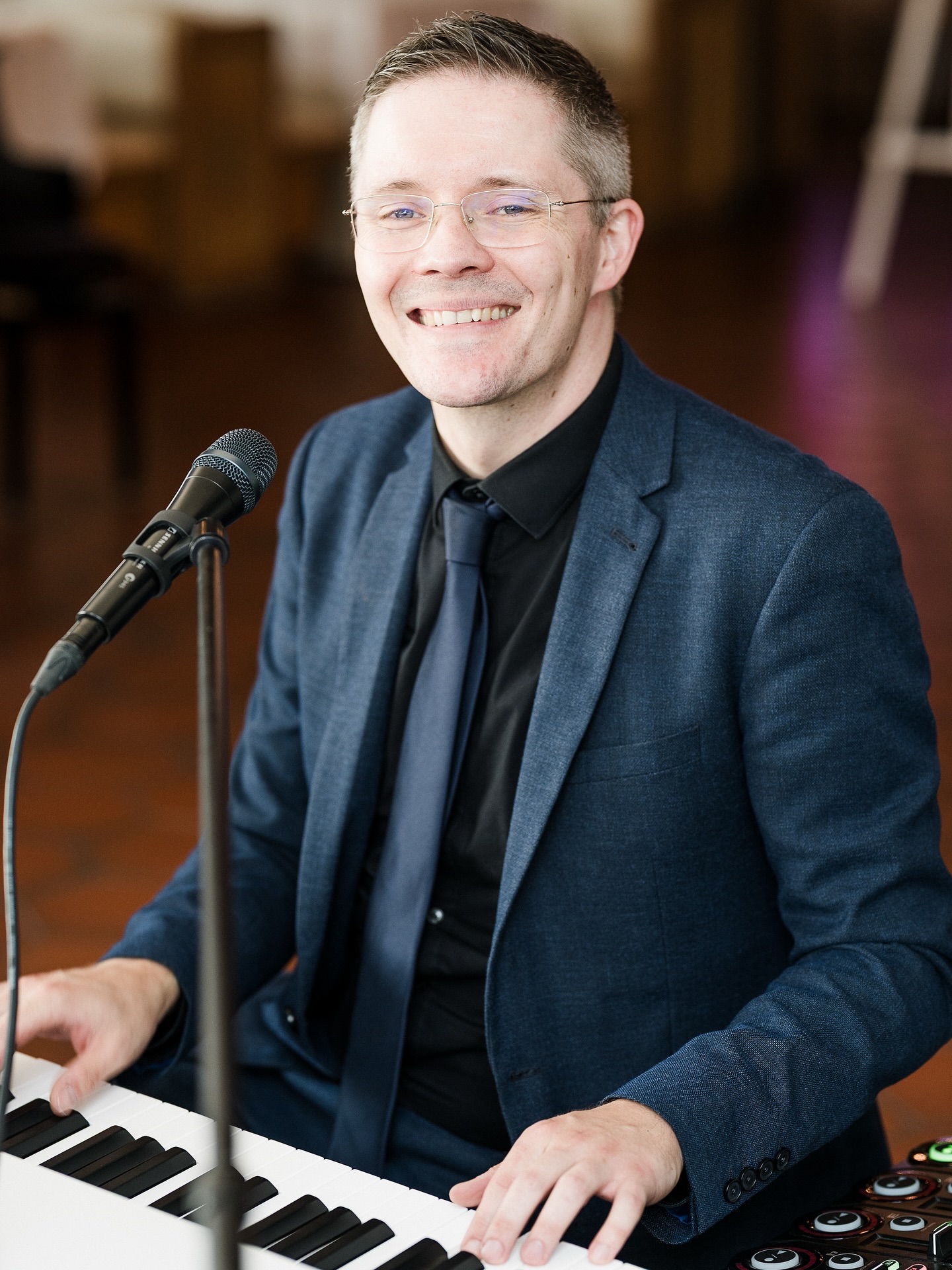 Hier seht ihr Daniel in seinem Element! 
Als wir vor 7 Jahren begonnen haben zusammen Musik zu machen, bekam er den Spitznamen „Nummer 1“. Da ich eine Zeit lang, durch die vielen Auftritte auf mehrere Pianisten als Kollegen zurückgreifen musste, wurde er schnell zu meiner musikalischen Nummer 1 Auswahl. Spannend wie das Leben so spielt, denn ein Jahr darauf wurde er auch privat meine Nummer 1. Wir verstehen uns blind und das hört man auch in unserer Musik und ich bin dankbar, dass ich die vielen schönen Momente bei Auftritten mit dem Menschen teilen darf, denn ich so sehr liebe. ❤️
Danke liebe @rebeccaconte_photography, dass du diesen Moment für uns eingefangen hast! 
#nummer1 #hochzeitsmusiker #pianist #dj #moments #loveofmylife #dankbar #liebe