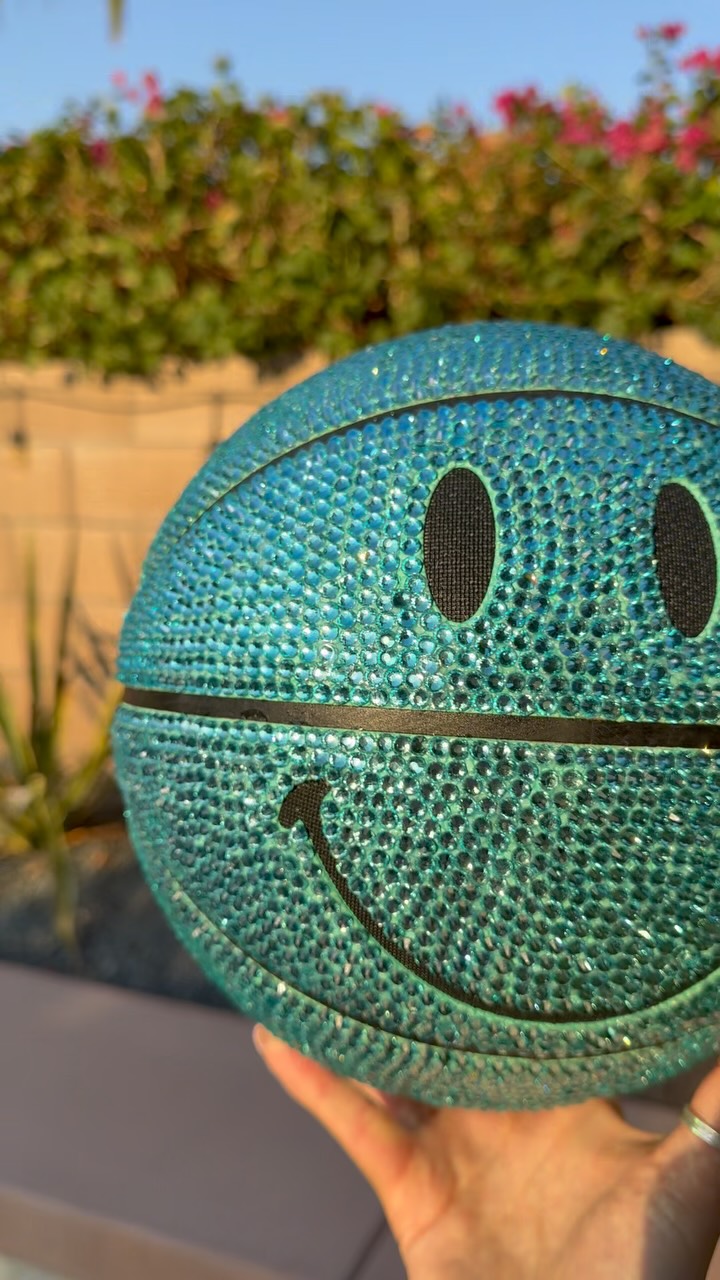 Loved how my last basketball makeover went full-on pink glam ✨
Now I’m craving an OG version to match! 🏀💎✨
#BlingArt #CustomBasketball #RhinestoneArt #SportsArt #BlingQueen #BasketballArt #SparkleAndShine #RhinestoneDesign #BlingLife #GlamGoals #BasketballLife #BasketballCulture #CourtStyle #BasketballArt #BallerVibes #itslunavisuals