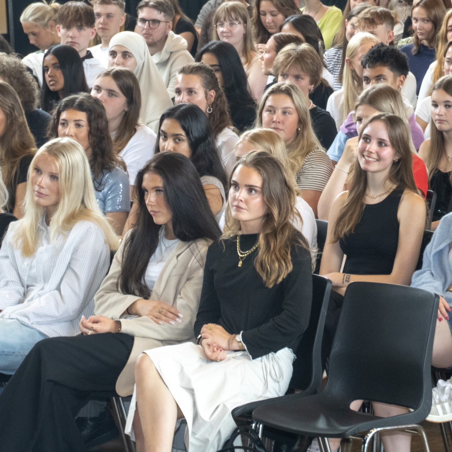 Nyt kapitel – nye vibes ✨
Velkommen til alle de nye 1.g’ere, 1.hf’ere og IB-elever!
Første dag = Nervøsitet, forventninger, masser af smil, nye venner og en forhåbentlig god her på EG 🙌