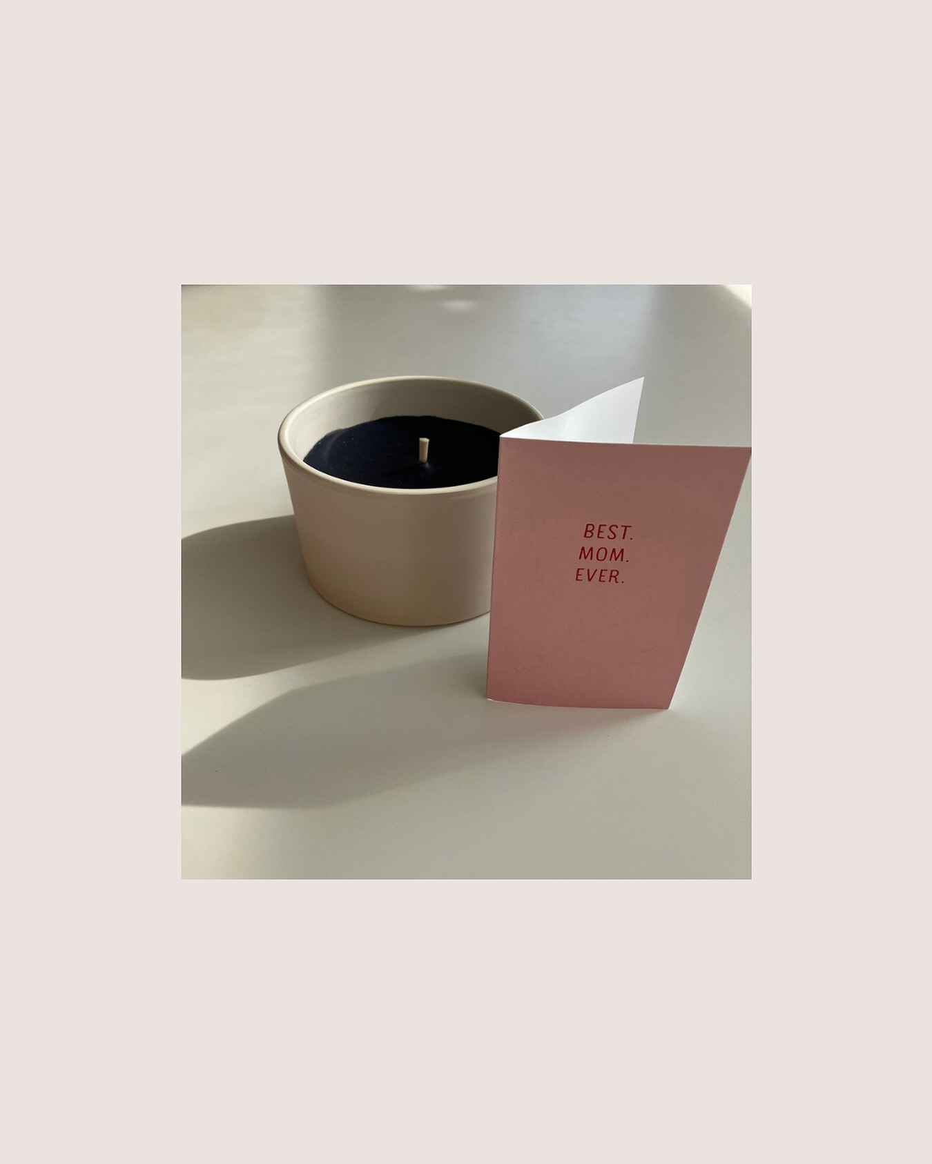 🌸 Gelukkige Moederdag 🌸
Vandaag zetten we alle mama’s, mama’s-in-wording, plusmama’s, wensmama’s en mama’s die er altijd in ons hart blijven, in het licht.
Jullie kracht, liefde en zorg maken de wereld zoveel mooier. 💕
Als vroedvrouwen mogen we van dichtbij getuige zijn van jullie unieke reis – van de eerste kloppingen tot de eerste stapjes.
Vandaag zeggen wij: dankjewel dat we deel mogen uitmaken van jullie verhaal.
Lieve mama, vergeet niet…
✨ Jij doet het geweldig.
✨ Jij mag trots zijn op jezelf.
✨ Jij bent precies de mama die jouw kindje nodig heeft.
Met heel ons hart,
💗 Team De Ronding