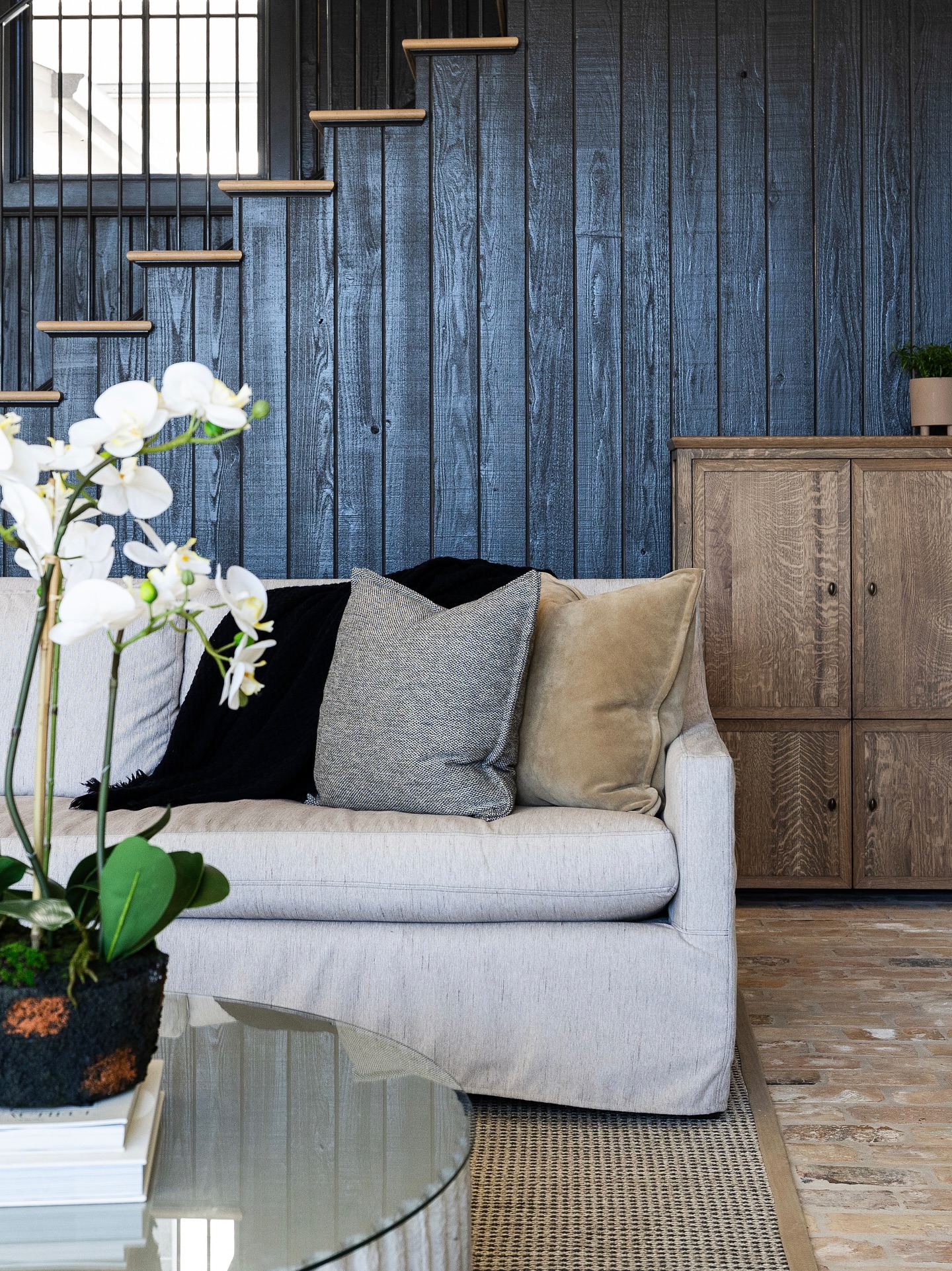 Cozy textures, bold contrast, Sunday bliss〰️How are you spending the day?
Builder: @dickensbuilt
Photography: @jennifer.saltsman.photography
#sunday #slowmornings #home #homedetails #homedesign #homedecor #interiors #interiordesign #interiordetails #homeinteriors #customhomes #customhomedesign #detailsmatter