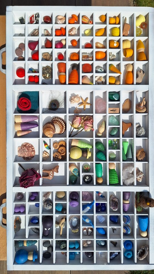 Praxistipp: Entdecker-Setzkasten 🐚
#sachenzumspielen
Hier habe ich einen alten Setzkasten weiß gefärbt und dann mit Schätzen aus der Natur, Gegenständen zum Entdecken und Dingen zum Forschen bestückt.
Jetzt kann nach Herzenslust gestöbert, entdeckt, kombiniert, verglichen und gespielt werden. Dinge können durch die Kinder ausgetauscht, ersetzt und verändert werden. Der Entdecker-Setzkasten wird nie wieder so aussehen wie heute, sondern jeden Tag anders.
Zudem lädt der Setzkasten zum Plaudern, Staunen, Unterhalten und Diskutieren ein und kann ein toller Impuls zur Kommunikation sein. #sprechfreude inklusive
#entdeckerfreude #martinajuretzka #kitaideen #erzieherin #kitaimpulse #lernendurchspielen #lernumgebung #offenearbeit #freispiel #lernenmitbegeisterung #freiheit #haltung #kita #eltern #familie #kostenlosesspielmaterial #sprache