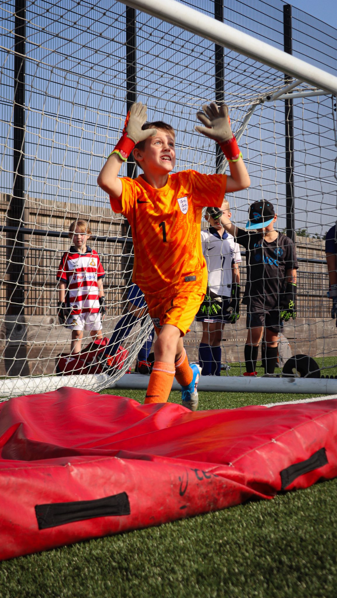 Summer GK Camp day ☀️🧤
Massive thankyou to @ianlawlor coming down for a Q&A to give the kids a great insight into what it takes to become a Pro GK 🤝🧤