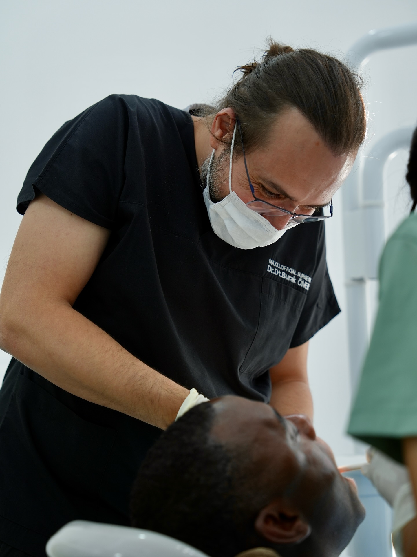 •Hiç ağrı hissetmeden, keyifli bir cerrahi işlem anı 🩺
•A completely pain-free and surprisingly pleasant moment in surgery
#siriusdental #surgery #dentalimplant