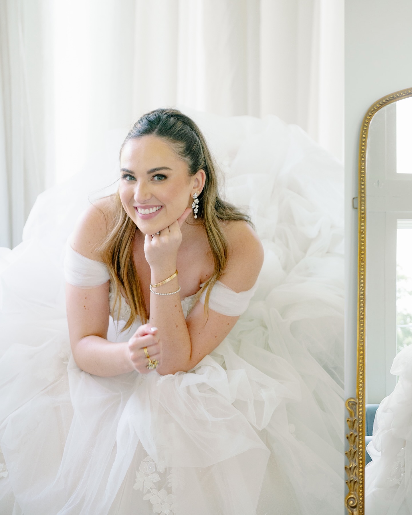 D E L A N E Y 🤍 8.1.25 ✨ classic glam fit for a modern day princess 👑
Photographer: @catalkirephoto
Ceremony & Reception Venue: @the_sixpence
Planner: @foundationswp
Rentals & Floral Wall: @lus_party_boutique
DJ/Band: @dgvisionaries
Catering: @simplyservedcatering
Hair: @alliepowellhair
Makeup: @muachelseakay
Photo Booth: @luxeboothindy
Floral & Decor: @elsiesflowershoppe
Couple: @delaney_tejcek @scottypenola