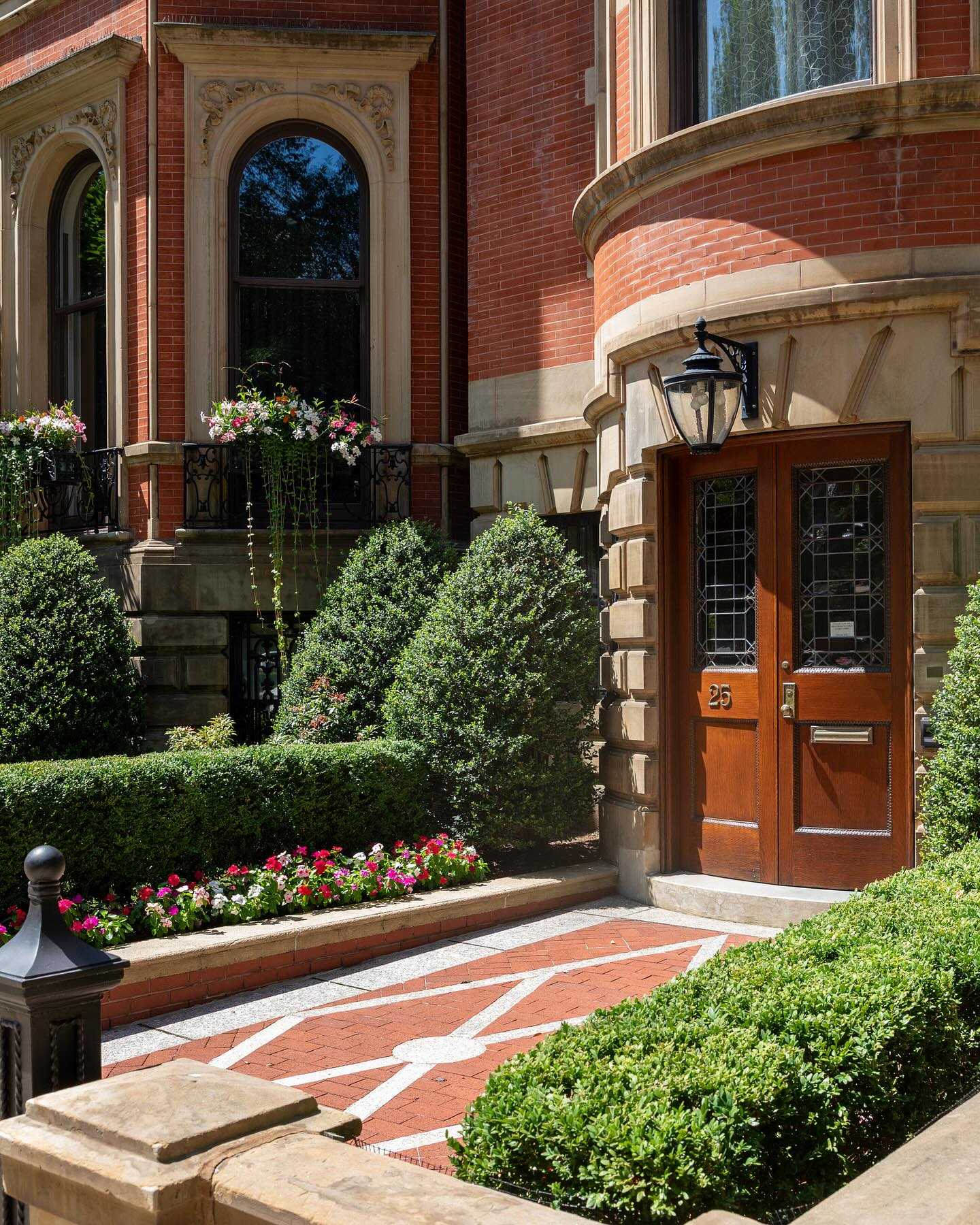 Summer, summer, summertime 🌺🌸🩷
.
.
.
.
.
#citygarden #garden #gardendesign #growsomething #gardenlove #boston #backbay #containergarden #gardenstyle #instagarden #landscaping #outdoorliving #outdoordecor #outdoordesign #gardenlife #curbappeal #windowbox #home #bhg #bhghome #bostonhome #rslove #plantlove #igboston #theprettycities #mytinyatlas #summertimefun #summervibes