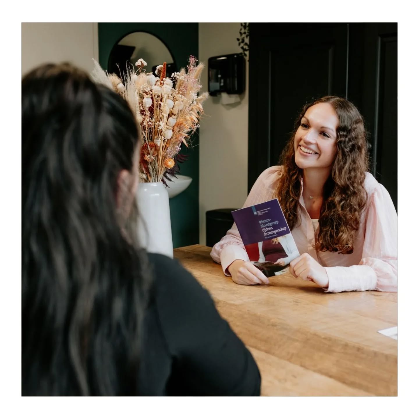 🖤 ANTI-D 🖤
Tijdens de zwangerschap controleren we, naast bijvoorbeeld jouw ijzer- en vitaminewaardes, ook jouw bloedgroep. Hierbij kijken we ook naar de rhesusfactoren, voornamelijk rhesus D is hierbij van belang 🩸
De rhesusfactor is een klein eiwit dat bij de meeste mensen op de rode bloedcellen zit. Heb je het eiwit? Dan ben je rhesus D-positief en hoeven we hier verder geen actie op te ondernemen. Heb je het eiwit niet? Dan ben je rhesus D-negatief en controleren we na week 27 van de zwangerschap wat de rhesusfactor van jouw baby is. Dat gebeurt met een klein beetje DNA van de baby dat in jouw bloed circuleert 👶
💡 Waarom is dit belangrijk? Ben jij rhesus D-negatief en blijkt de baby rhesus D-positief te zijn? Dan kan jouw lichaam antistoffen aanmaken tegen het bloed van jouw baby, doordat jouw lichaam dit eiwit als lichaamsvreemd herkent. Dit kan gebeuren wanneer een kleine hoeveelheid bloed van de baby, tijdens de zwangerschap of de bevalling, in jouw bloedbaan terechtkomt. Dat merk je zelf vaak niet, maar de antistoffen blijven wel in jouw lichaam aanwezig. Voor deze zwangerschap is dat geen probleem, maar in een volgende zwangerschap kunnen de antistoffen het bloed van een volgende rhesus D-positieve baby afbreken. Dit kan gevaarlijk zijn voor de baby, maar gelukkig kunnen we dat voorkomen met een Anti-D injectie!
Anti-D is een beschermende stof die voorkomt dat jouw lichaam antistoffen gaat aanmaken. De injectie geven we twee keer, eenmaal rond week 30 van de zwangerschap én binnen 48 uur na de bevalling om alle antistoffen die eventueel zijn aangemaakt tegen te gaan; probleem opgelost 💪🏼 De Anti-D injectie is dus niet bedoeld voor deze zwangerschap, maar werkt vooral preventief voor een volgende zwangerschap ❤️
Sommige vrouwen zijn rhesus c-negatief, ook dan controleren we vanaf 27 weken zwangerschap of er antistoffen zijn aangemaakt. Dat is echter zelden het geval en dan is er verder ook geen actie nodig! 🙌
Heb je hierover vragen, laat het ons zeker weten! 🥰
Liefs, Team ZOË