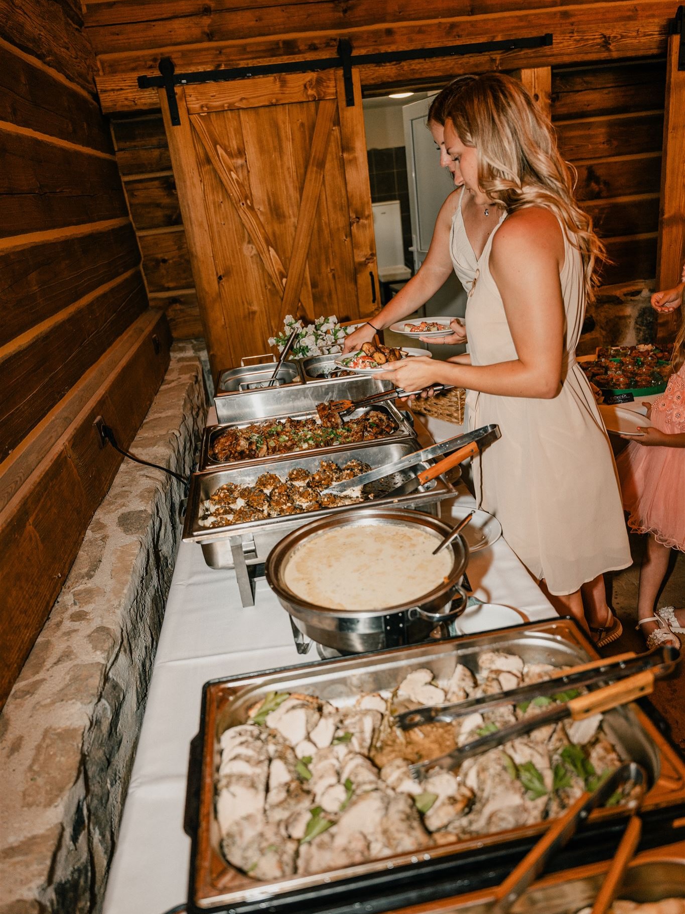 Rautový stůl jak z časáku, to chceš!
Vepřová panenka s pepřovou omáčkou, guláš s karlovarským knedlíkem, grilovaný hermelín, saláty, baby brambory.. prostě co si zamaneš ✨
📸 @jakubmachala díky!