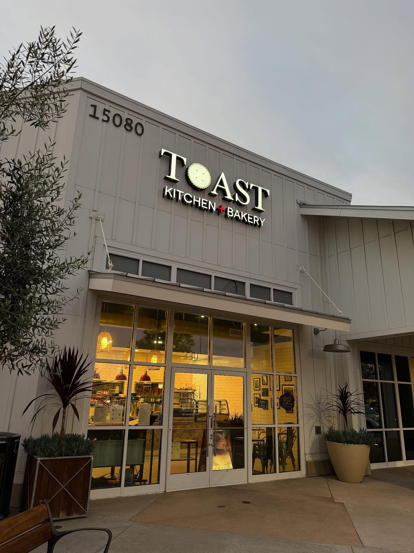 A beautiful August night for a happy hour at Toast Kitchen + Bakery in Tustin! 4-7pm Tuesday through Friday.
My friends Ed Lee (Wahoo’s tacos owner) and his wife Mimi (whose parents happen to have founded Special Camp at JEMS Mt Hermon) hit it out of the park once again with a fabulous happy hour menu, many of which were reminiscent of my favorite dishes at their previous restaurant, Tableau at South Coast Plaza.
Co-owners Don and Naomi Takahata are also dear friends, as their daughter Emi grew up with our kids at Yamaha, Japanese school, and dance.
It sure felt like I was dining al fresco with good friends and good eats, which I was, but I sense that any and every patron would feel the same here at Toast. You should go find out for yourself 😊👍❣️