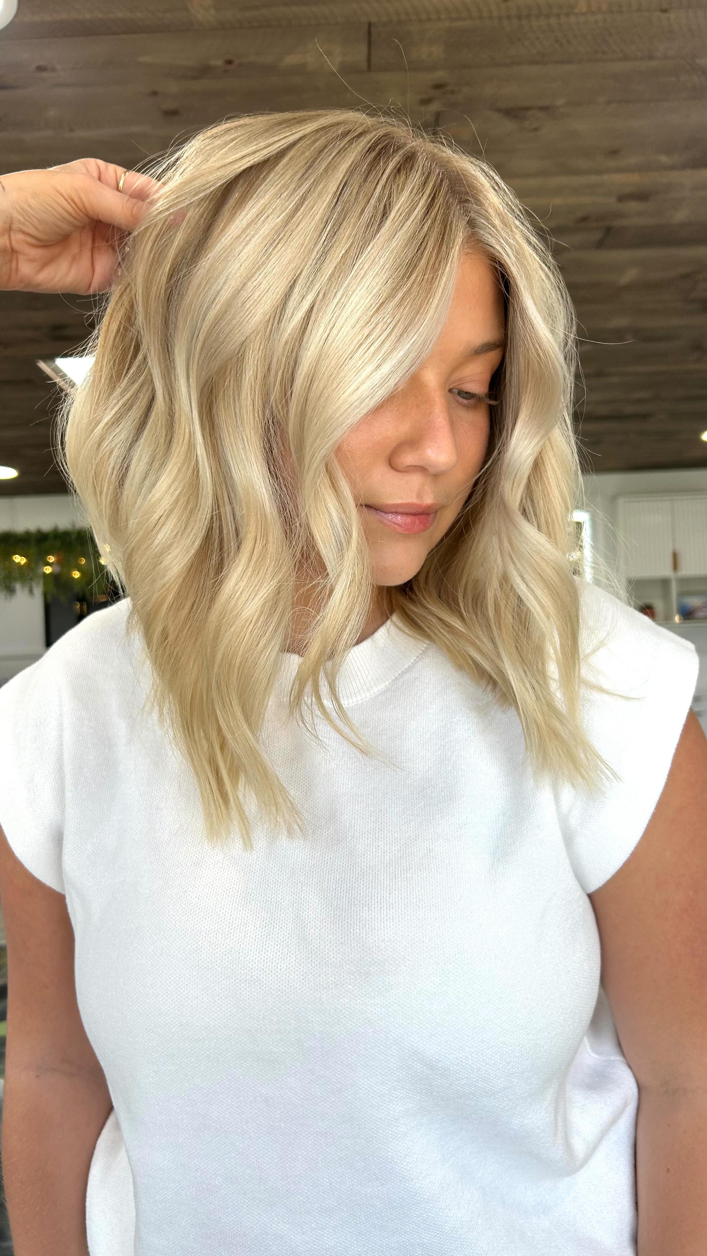 Just a small clip of Miranda’s new hair🥹🦋
M: “I have green hair from the chlorine in the pool”
A: No problem 😉 I can fix that and give you fresh highlights 💕
@mirandatroyy #amandasuesalon
#blondesofinstagram #blonde #blondehairspecialist