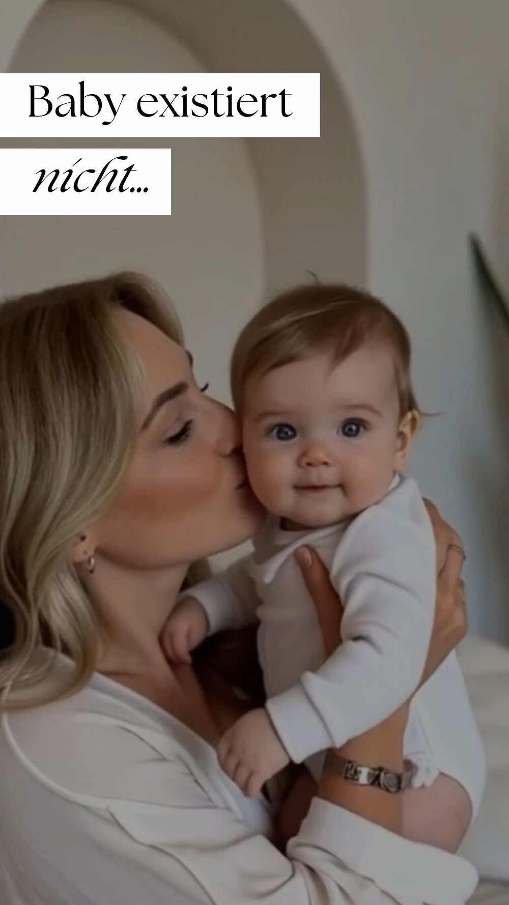 Ich will hier niemanden verurteilen! ♥️ Allerdings etwas ansprechen, das wir alle viel zu selten hinterfragen. Wir posten unsere Kinder, oft ohne groß darüber nachzudenken. Weil wir stolz sind, weil sie unglaaaaublich süß lachen. Weil‘s n besonderer Moment war. Und ich fühls total!♥️
Aber genau das macht es so gefährlich.
Ich bin nicht nur Mama, ich bin auch Therapeutin & HypnoBirthing-Teacher & und aus beiden Perspektiven seh ich, wie sensibel das Thema eigentlich ist.
Ein Kind kann nicht zustimmen, dass sein Gesicht online landet. Es kann nicht erfassen, was es bedeutet, digital sichtbar zu sein. Und es kann sich später nicht einfach entscheiden, das rückgängig zu machen.
Was einmal online ist, bleibt.
❗️Und mit KI und Deepfakes verschwimmen gerade alle Grenzen. Du denkst vielleicht, du postest halt n süßes Bild von deinem Baby aber was passiert, wenn jemand dieses Bild benutzt, um daraus ein Video zu generieren? Eins, das nie passiert ist und doch echt aussieht?
Stell dir vor, du scrollst durch Instagram & siehst, wie dein Kind von einem Fremden digital geküsst wird. Das ist saugruselig.🫣
Auch Liebe kann sich leise zeigen – durch Schutz.
#hypnobirthing #mentalegeburtsvorbereitung #mama2025 #schwanger #doula #tiefenpsychologie #hypnose #schwangerschaft #baby2025