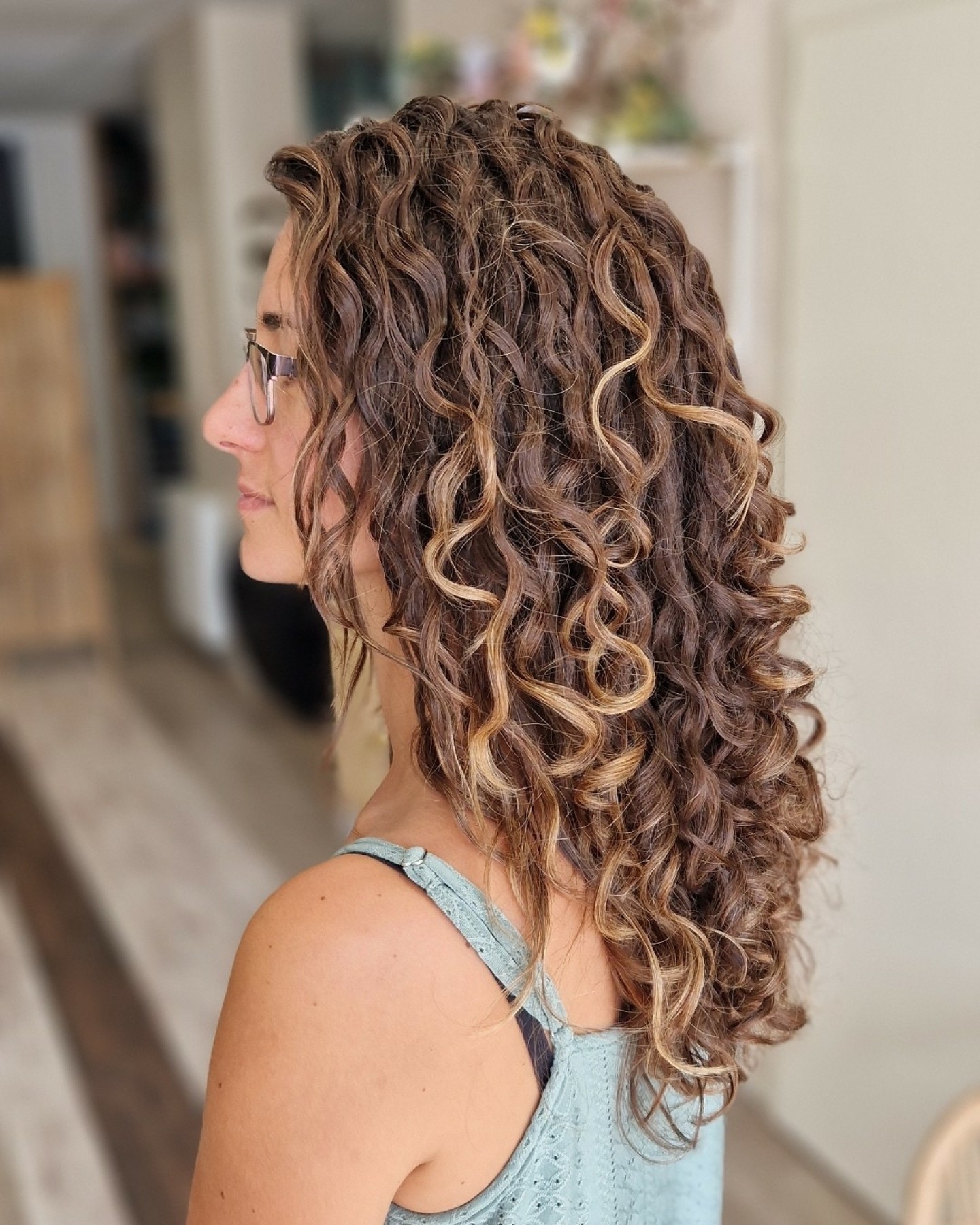 Ici, on a gardé la longueur, mais on a travaillé le volume et affiné la structure pour plus de légèreté et une définition de boucles au top 🌀
Une vraie respiration pour ces cheveux denses !