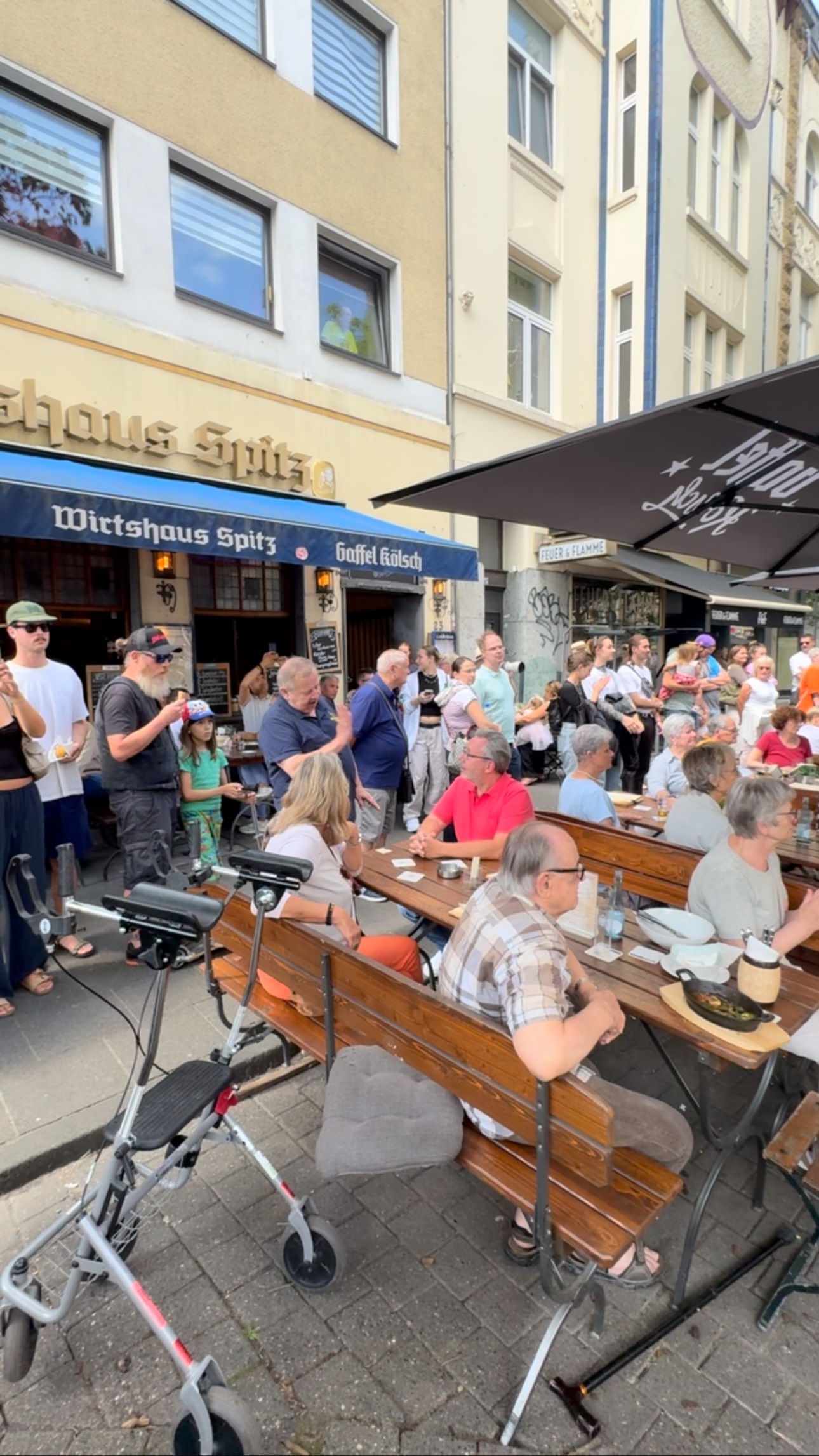 Straßenfest im Agnesvirtel
#agnesvirtel #bier #kolsch #gaffel #brauhaus #liebenwir #straßenfest #cologne #schnitzel #biergarten #sommer #pommes #aperol #essen #karneval #musik #party #kölnliebe #bierliebe #kölschverbindet