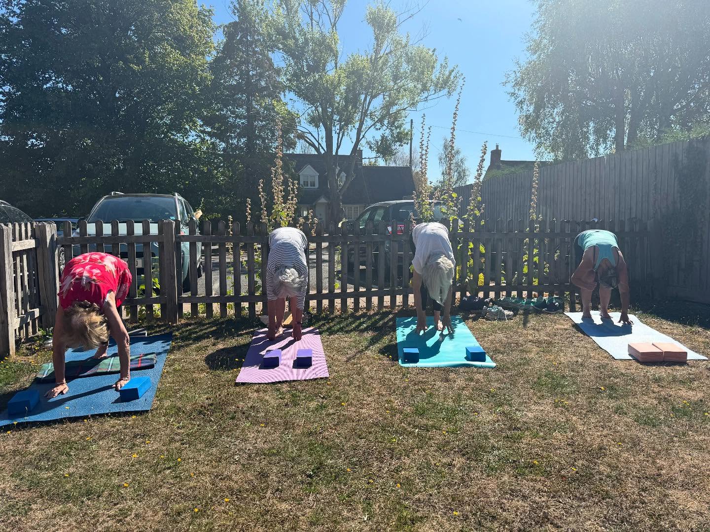 Yoga is Medicine Workshop at Elmley this morning. We tested our brains with novel moves and coordination challenges (and actually just remembering which was our left and right!) Relaxation had a shady and a sunny option. We chased the hen away this time so nobody got pecked!! All good. Yoga in the sun outside is always good 👍 #yogainelmleycastle #outdooryoga #sundayyoga