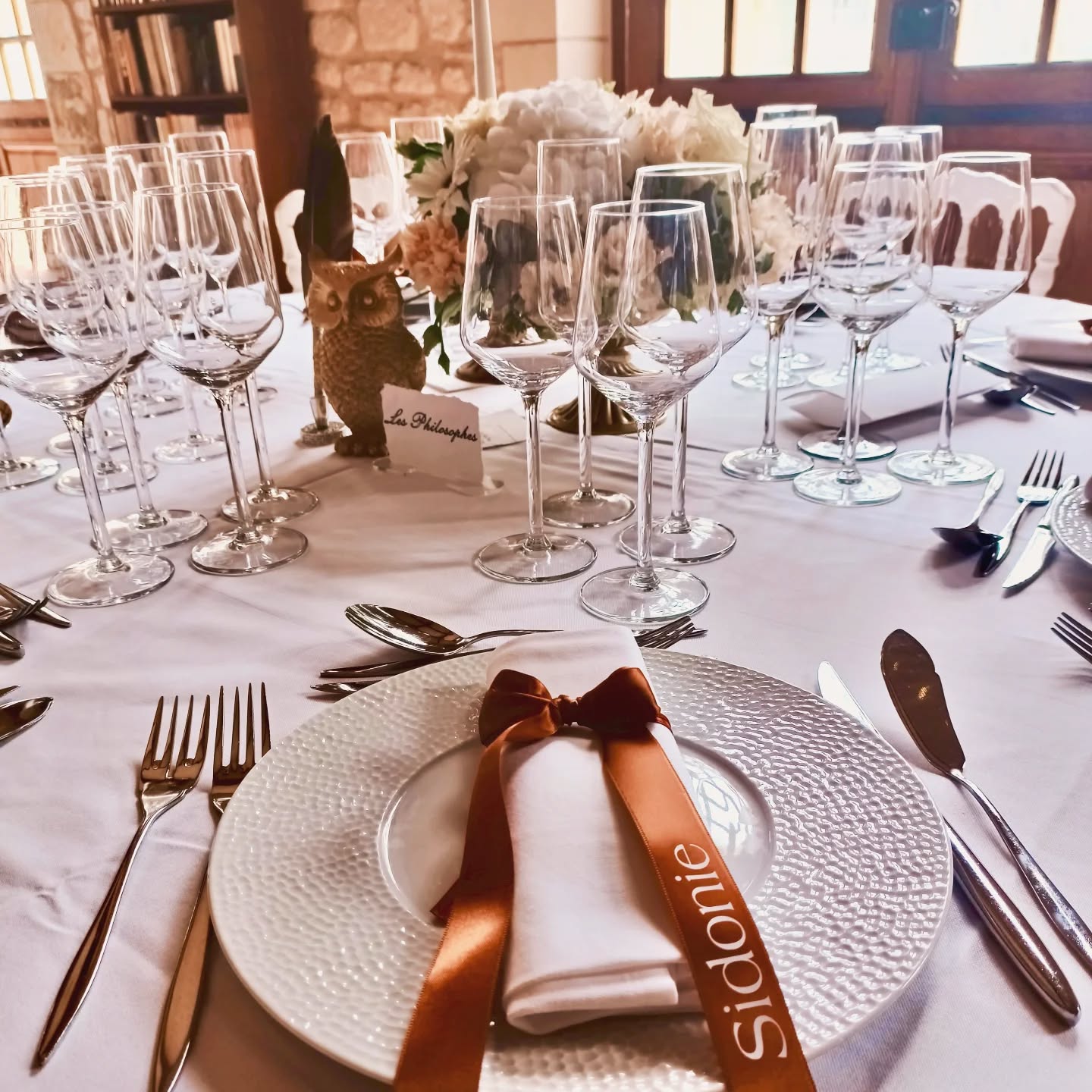 Magnifique mariage sur le thème des grands esprits des siècles passés #wedding #saintsenoch #bibliotheque #mariagedecoration #mariage #thelittlefactory86 #decoration #philosopher #scientific #chic #fleurs